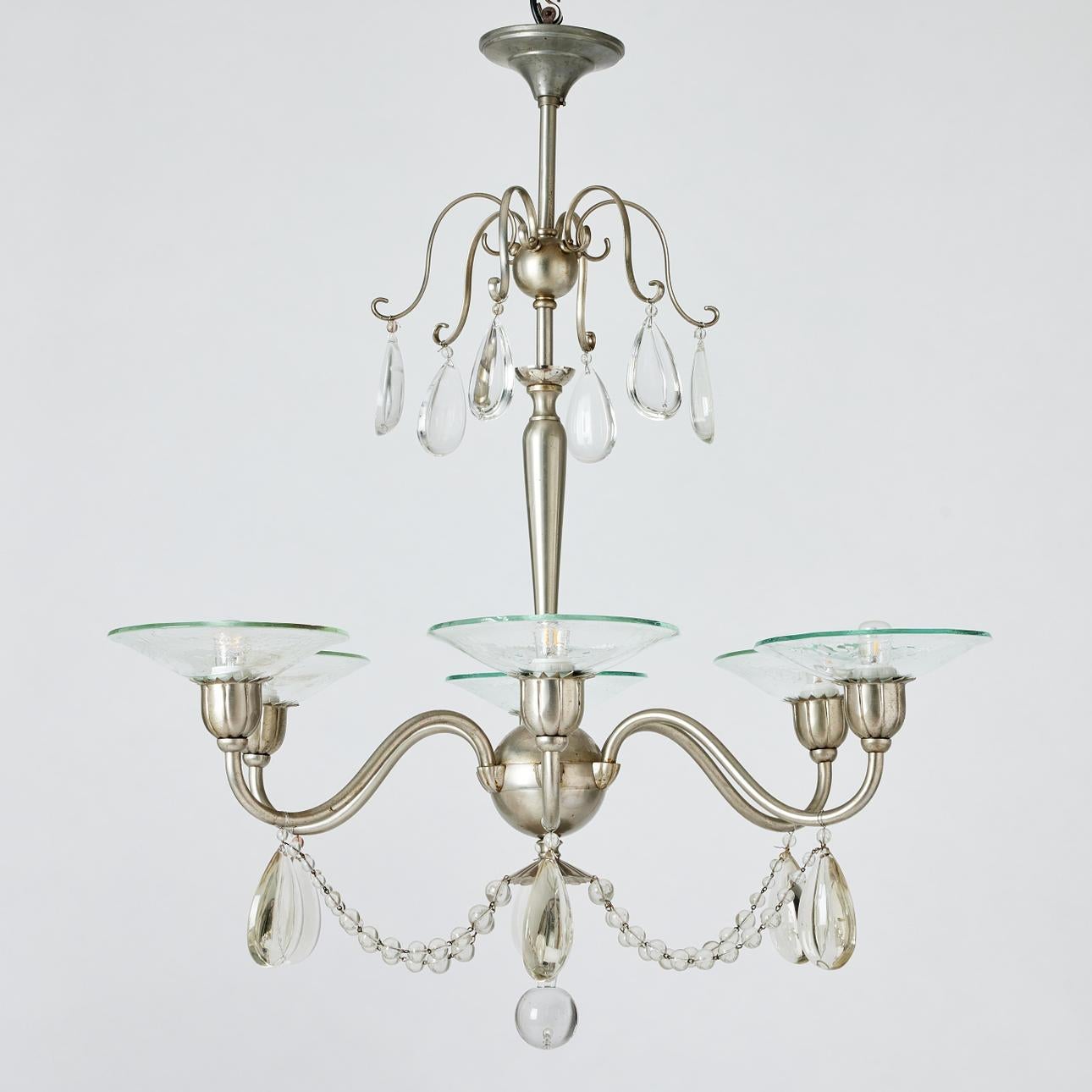 Ein Paar Deckenlüster von Harald Notini, Modell 6237, hergestellt von Arvid Böhlmarks Lampfabrik, Schweden, 1920er Jahre. Die im schwedischen Grace-Stil ausgeführten Rahmen aus matt vernickeltem Messing weisen balusterförmige Mittelsäulen auf, die
