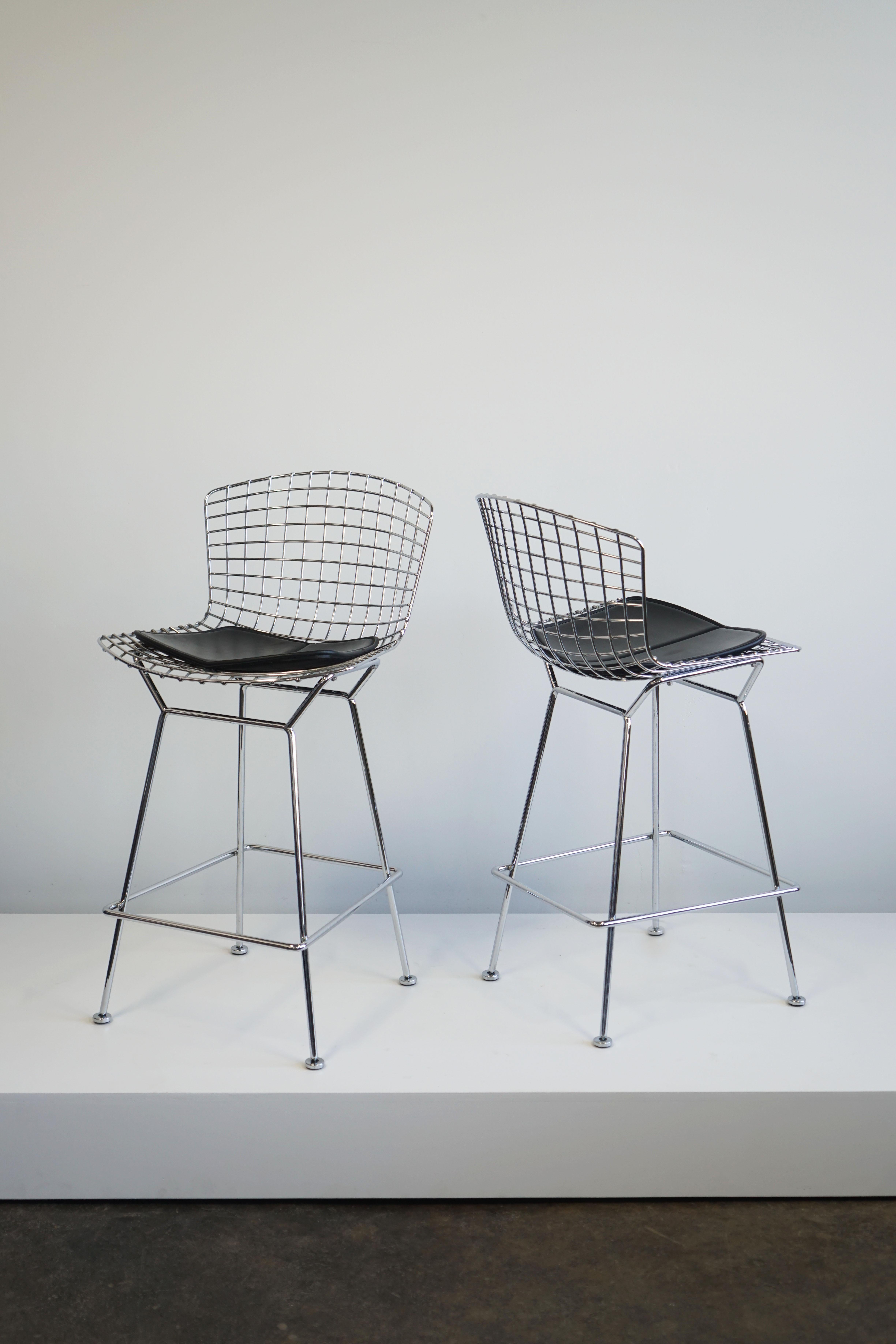 A pair of Harry Bertoia Bar stools for Knoll, set of 2 with black pads 5