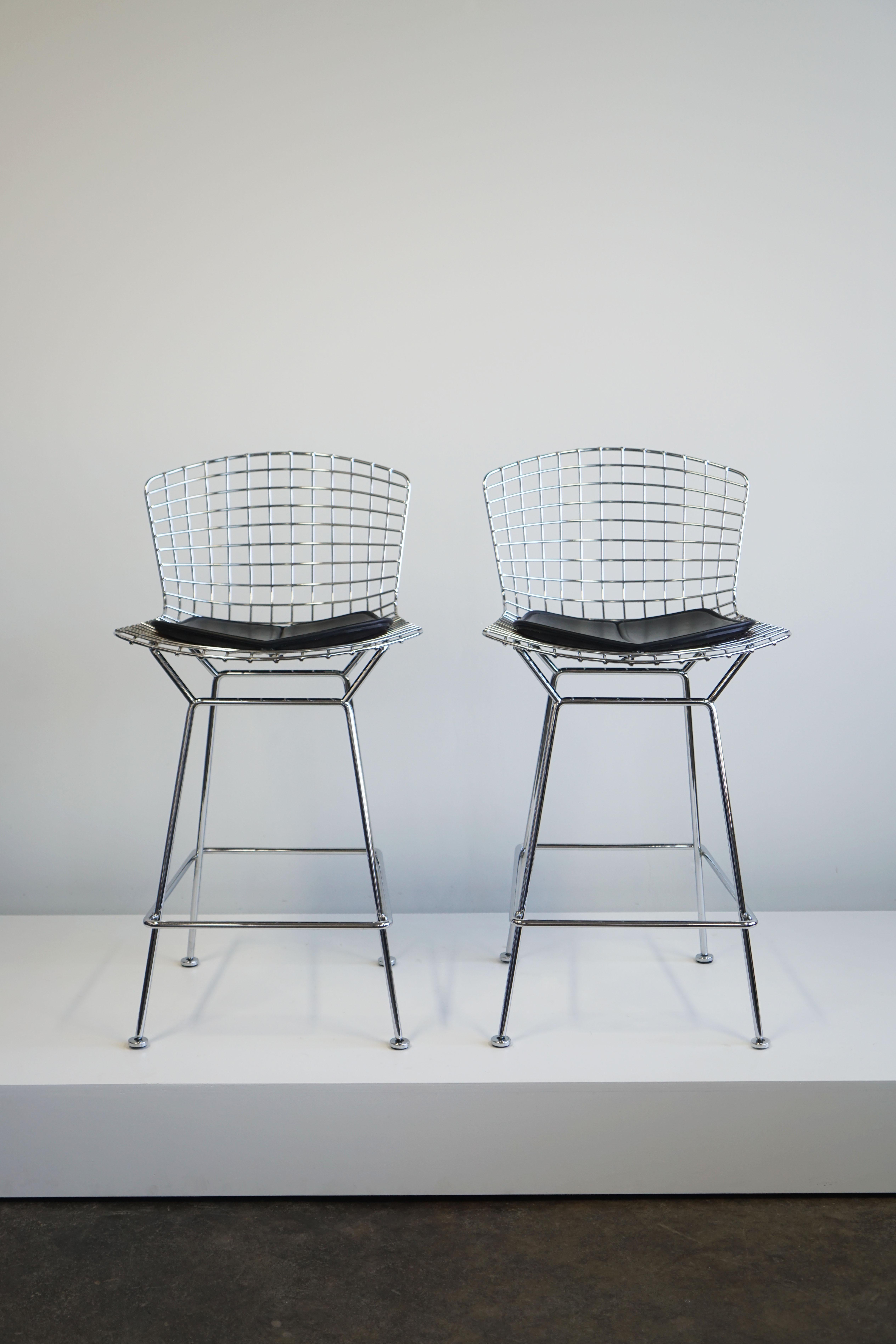 A pair of Harry Bertoia Bar stools 428-C for Knoll with black seat pads.
Chrome-plated steel
29