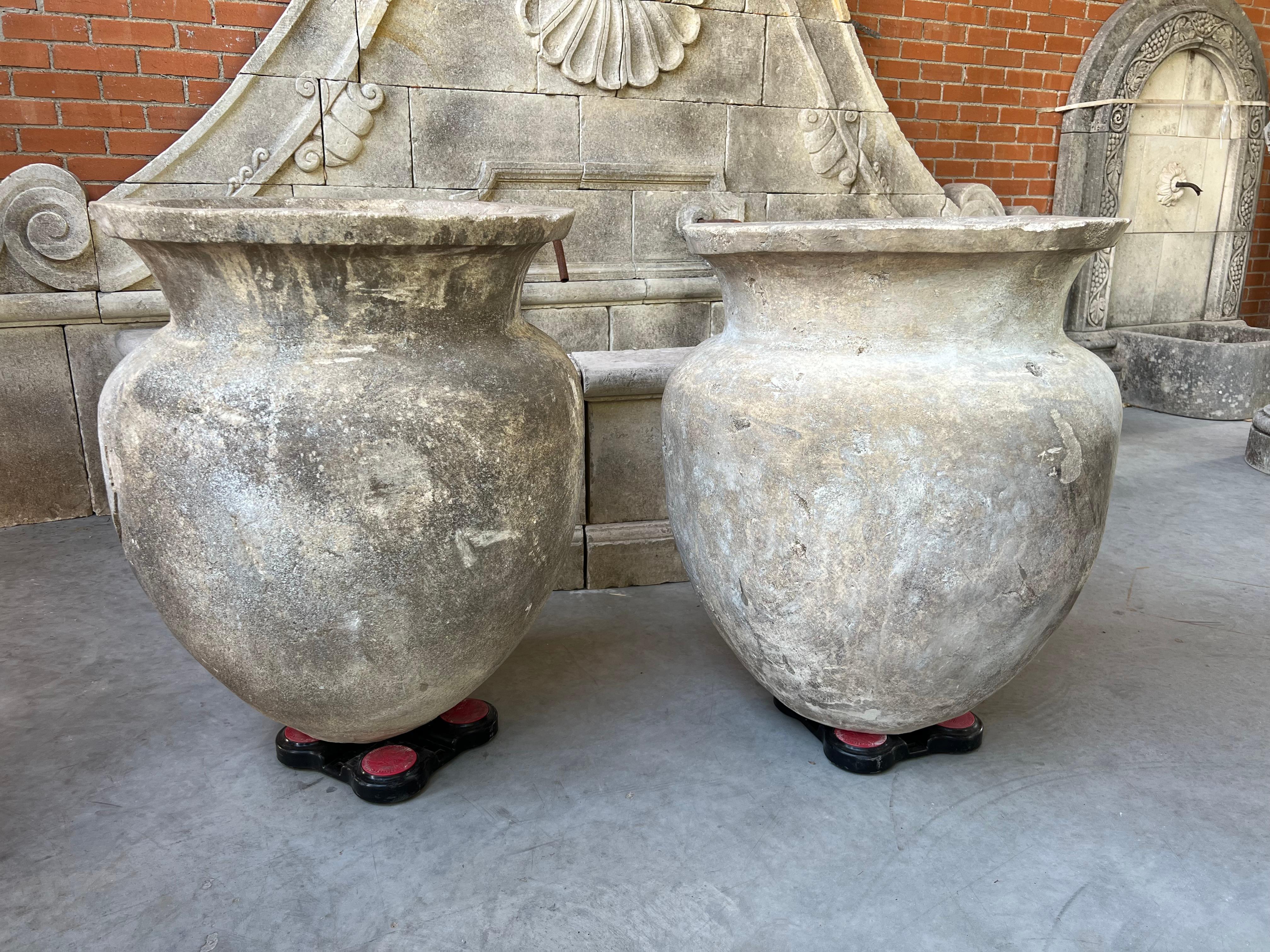 Paire de pots Orcio en pierre lourde du sud de l'Italie en vente 9