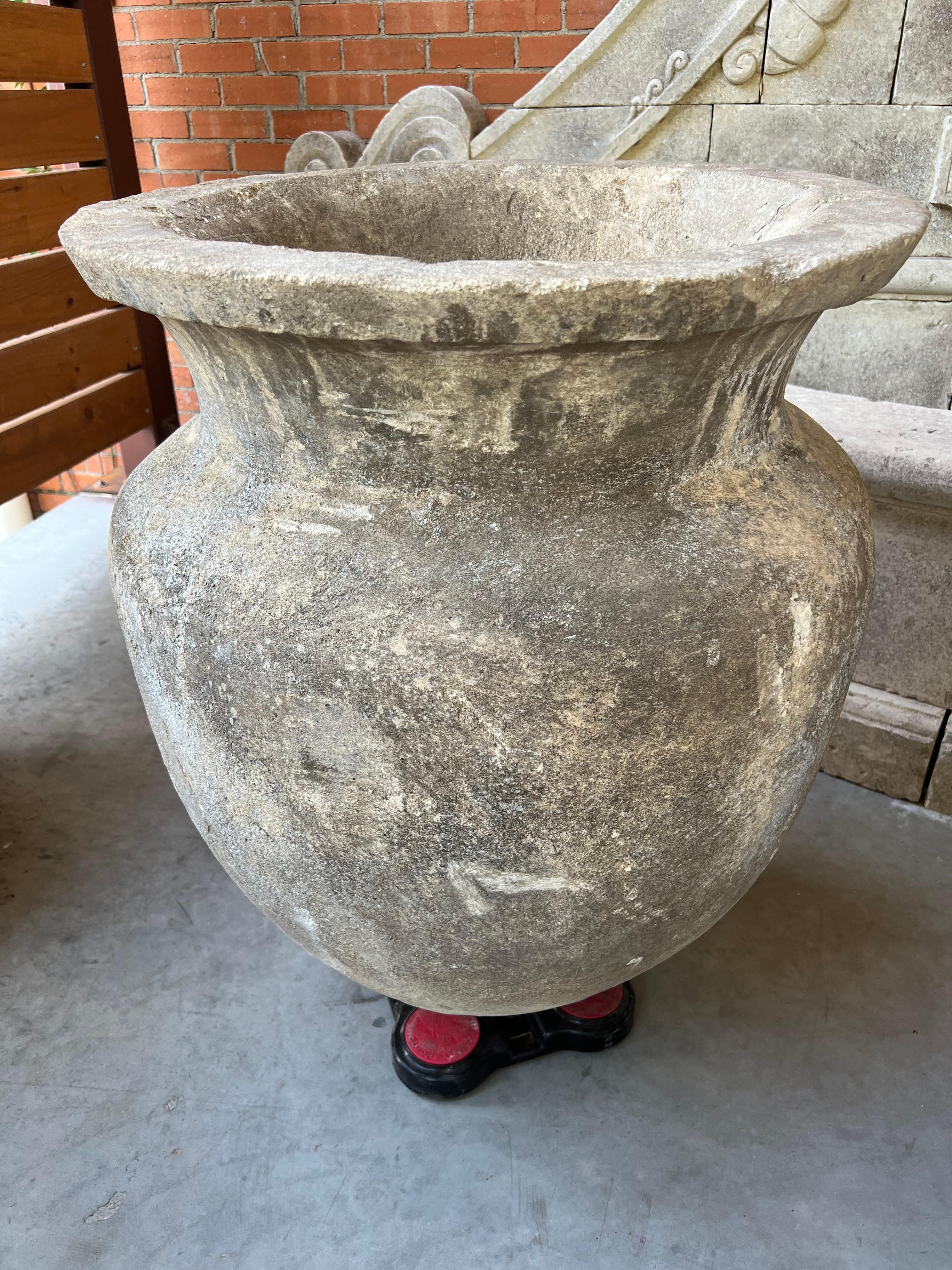 Plus d'informations bientôt...

Originaires du sud de l'Italie, ces pots d'orcio en pierre moulée sont très imposants. Les pots lourds feraient de magnifiques ornements de jardin. Ils peuvent également être utilisés comme planteurs d'arbres.