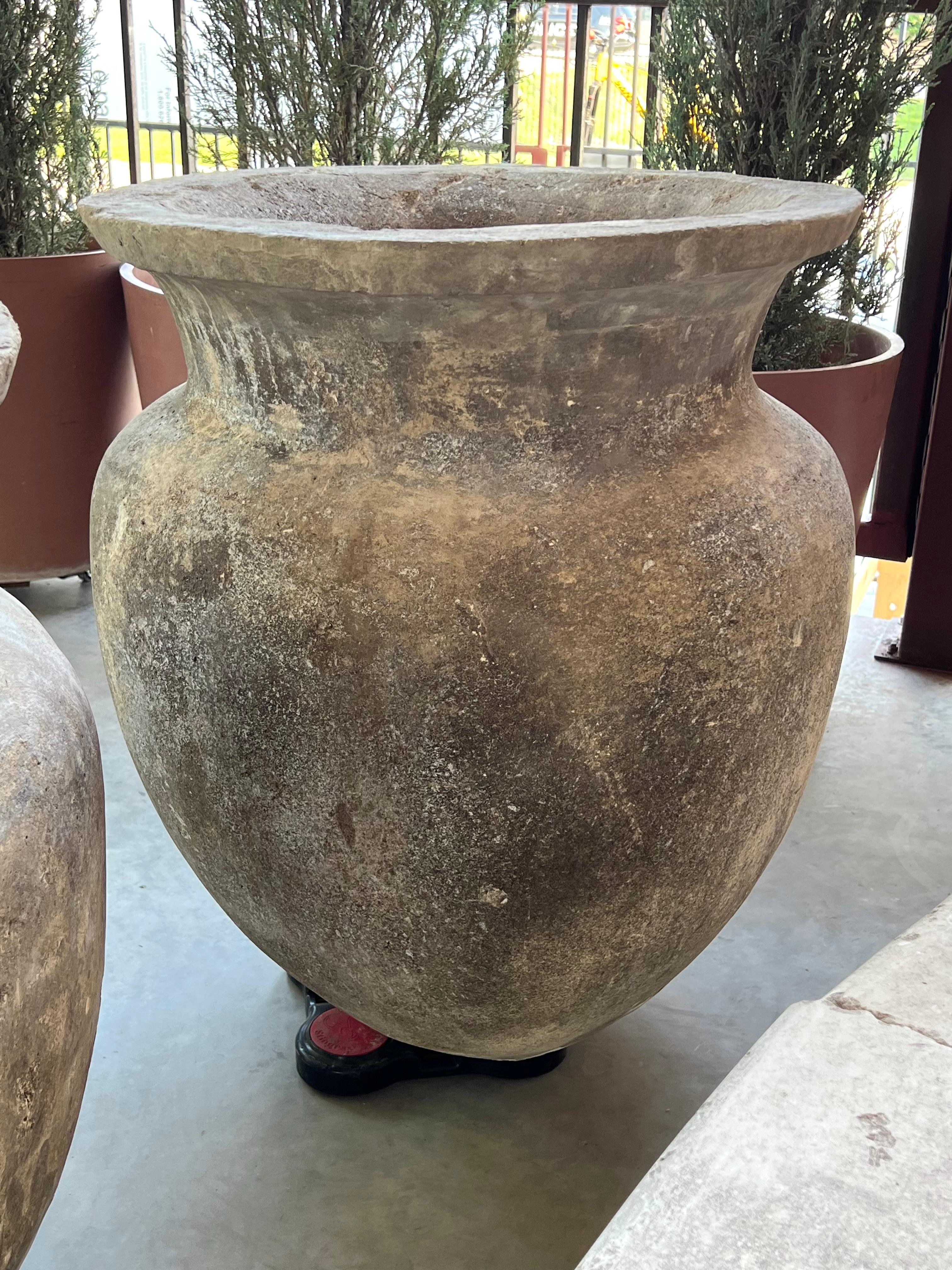 Paire de pots Orcio en pierre lourde du sud de l'Italie en vente 1