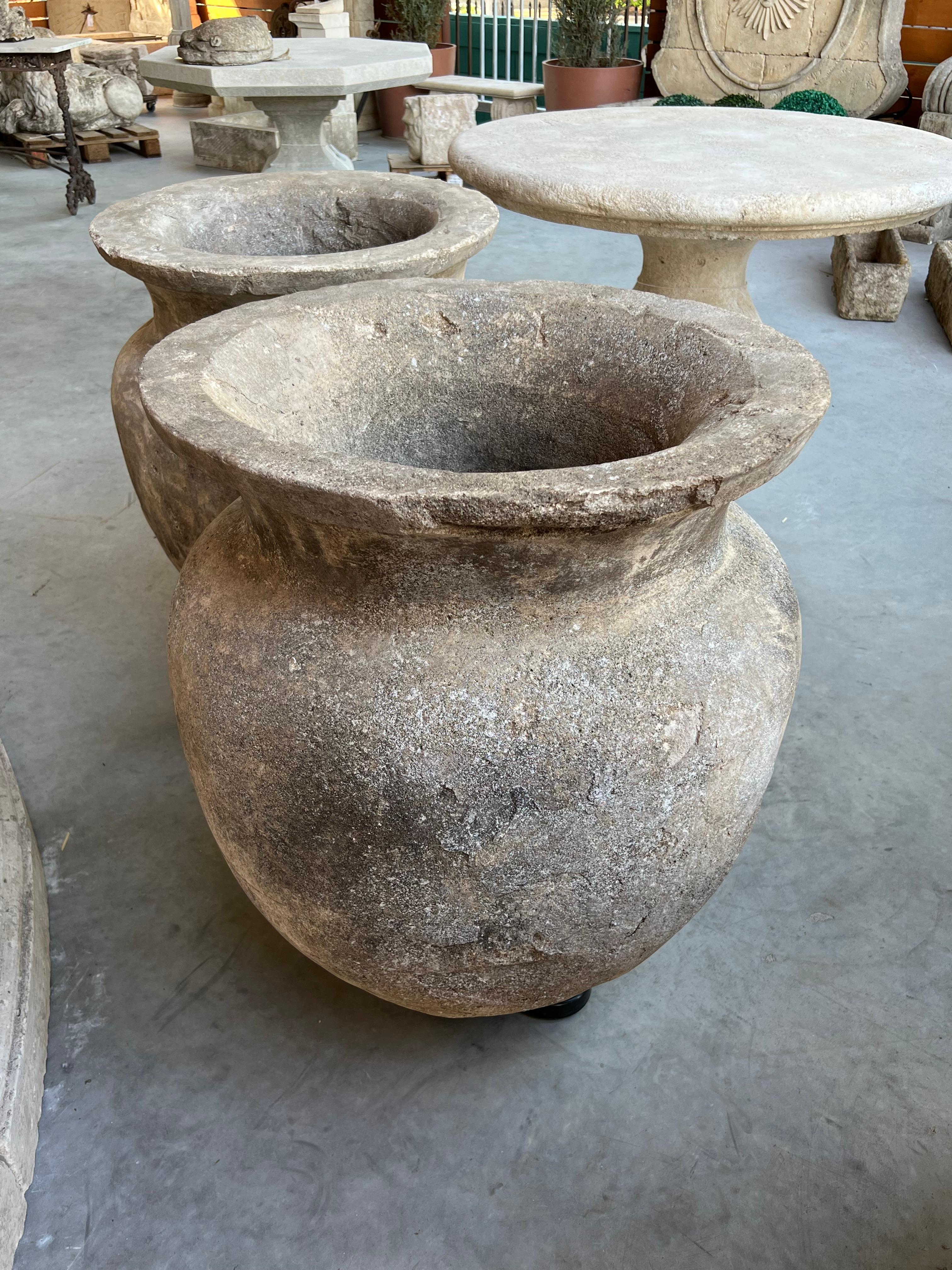 Paire de pots Orcio en pierre lourde du sud de l'Italie en vente 2