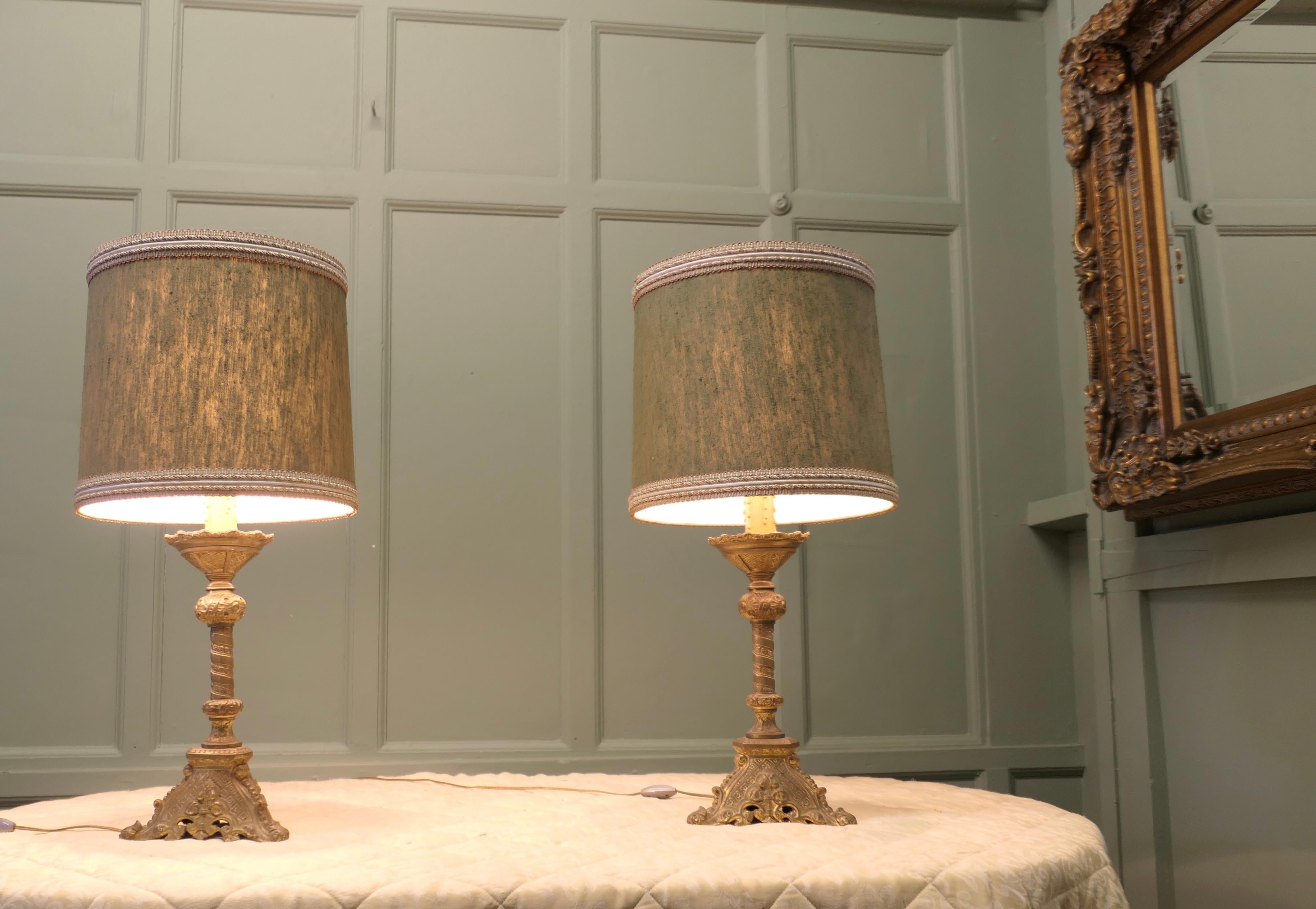 Pareja de lámparas de mesa góticas francesas pesadas de latón   

Un par de lámparas de mesa Chateau muy decorativas, las bases son de estilo gótico con una amplia base de 3 pies y una elaborada columna central son lámparas muy decorativas, vienen 