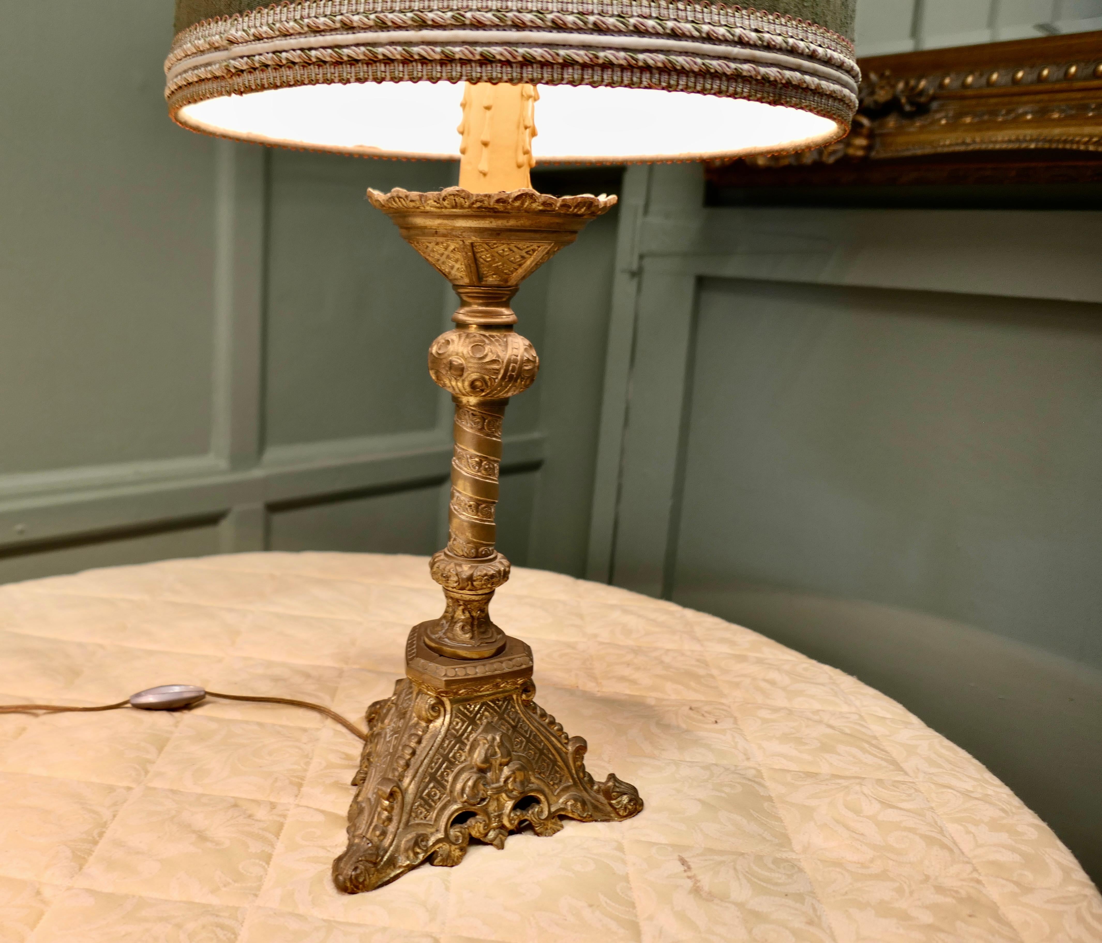 Pareja de lámparas de mesa góticas francesas pesadas de latón principios del siglo XX en venta