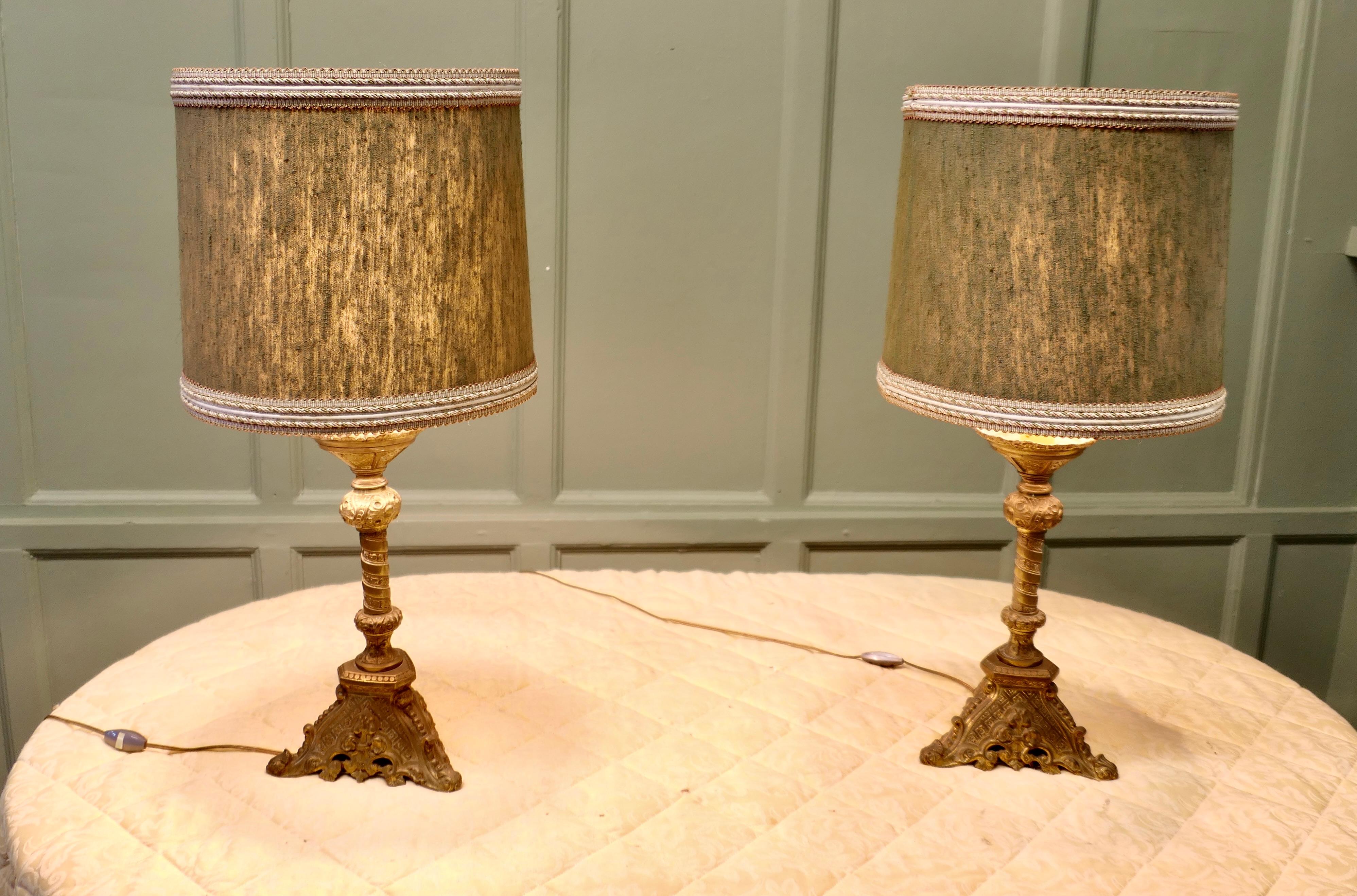 Pareja de lámparas de mesa góticas francesas pesadas de latón en venta 1