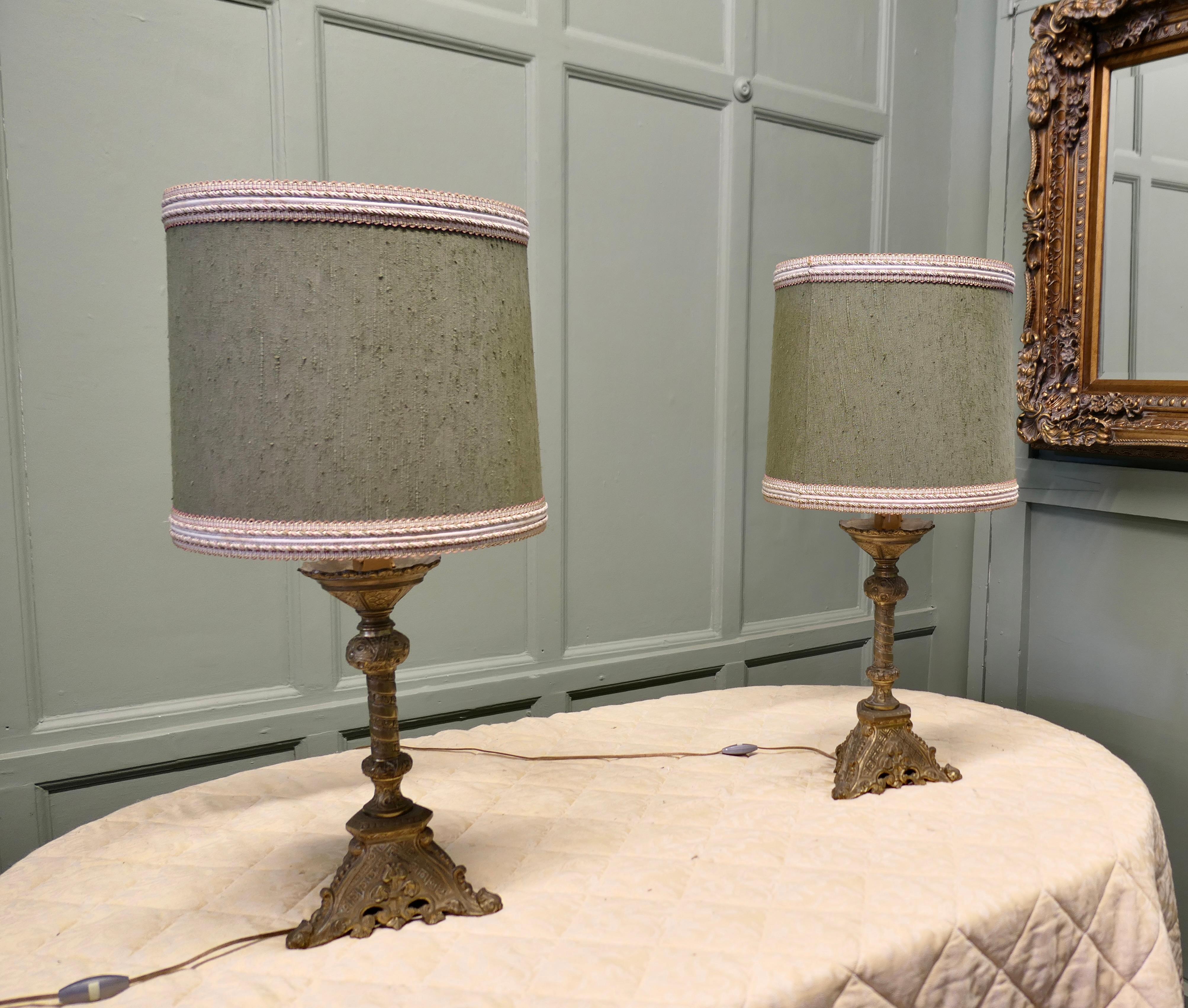 Pareja de lámparas de mesa góticas francesas pesadas de latón en venta 2