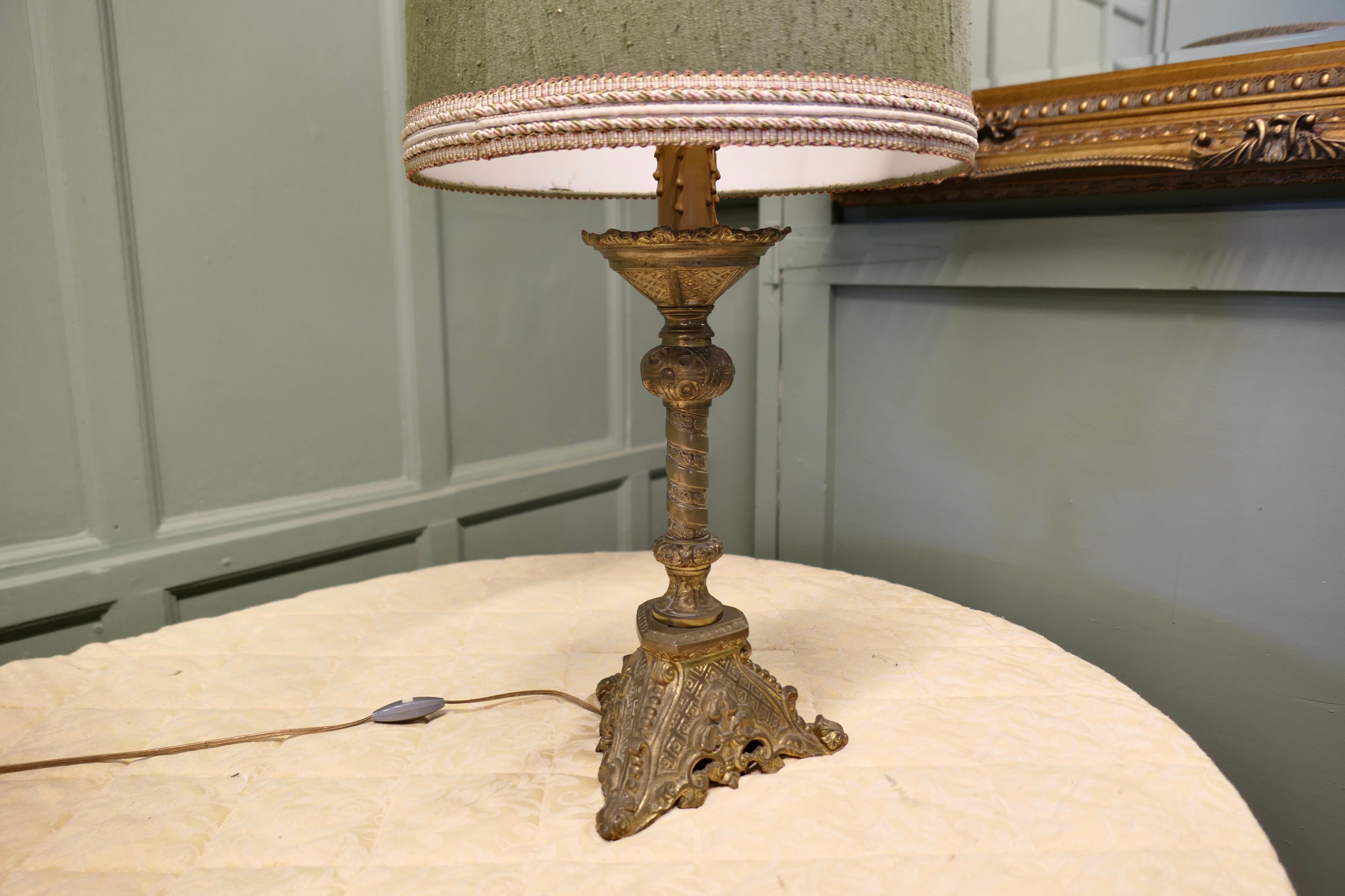 Pareja de lámparas de mesa góticas francesas pesadas de latón en venta 3