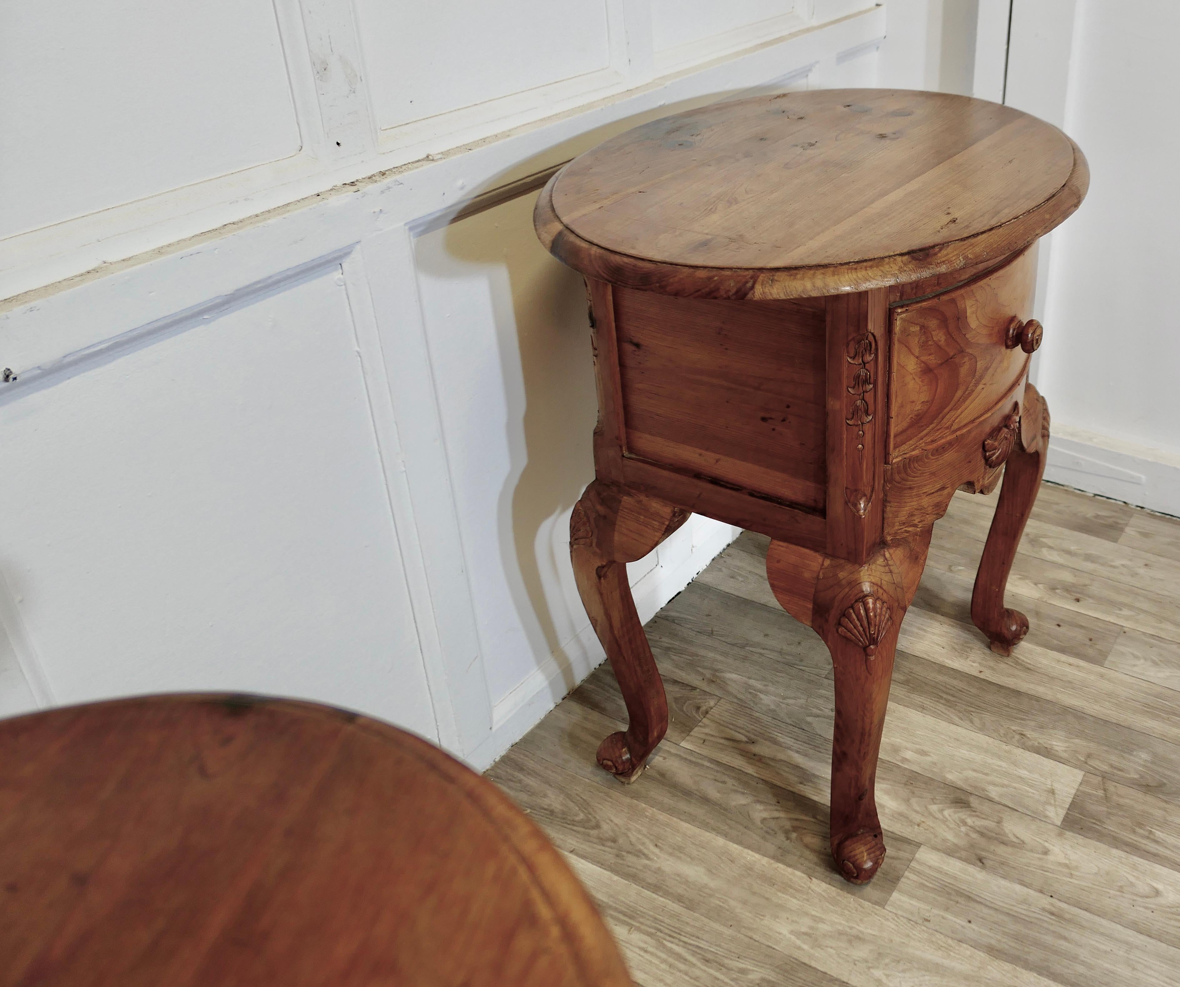 Paire de tables d'appoint ou de chevets en pin lourd Bon état - En vente à Godshill, Isle of Wight