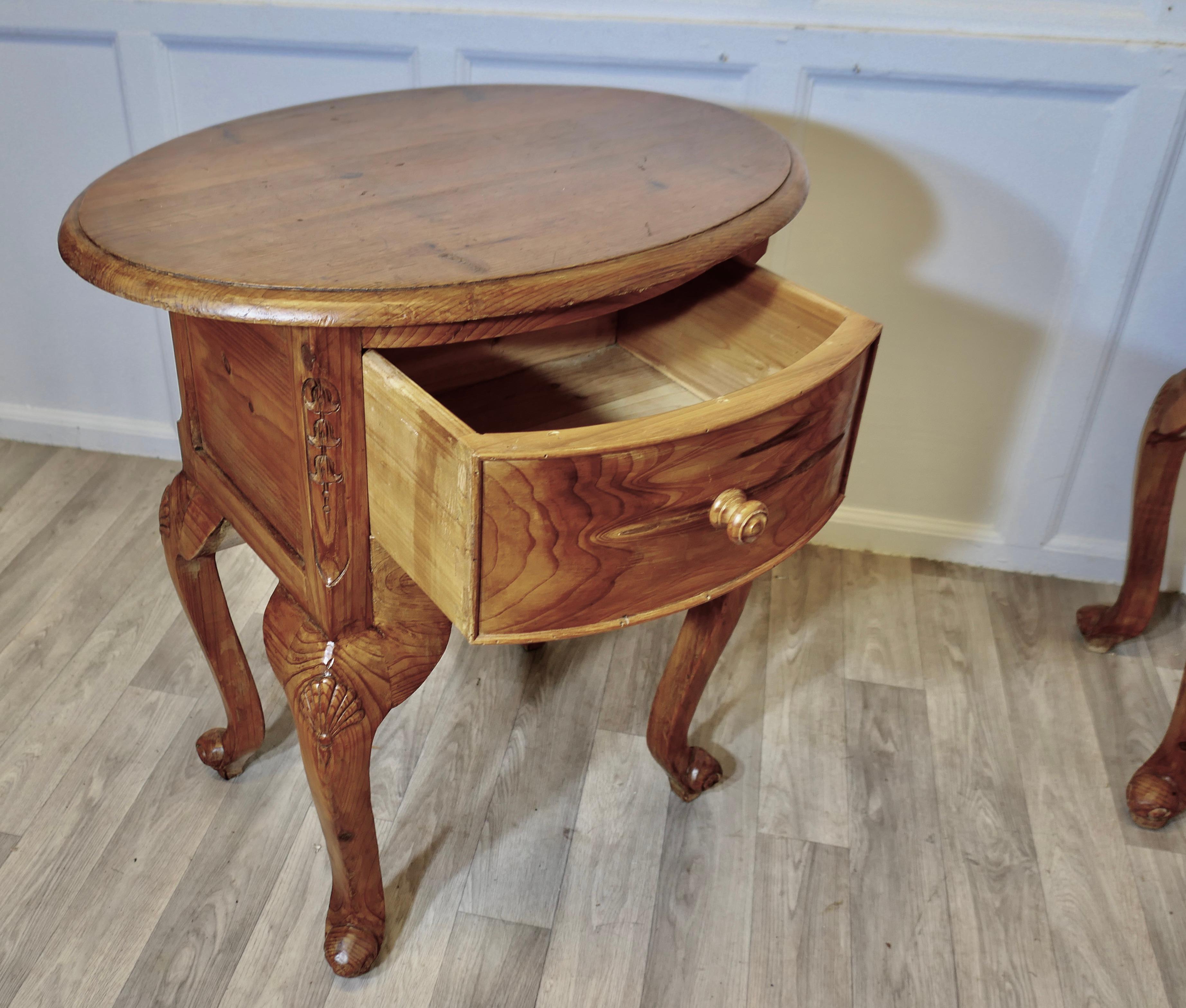 Milieu du XXe siècle Paire de tables d'appoint ou de chevets en pin lourd en vente