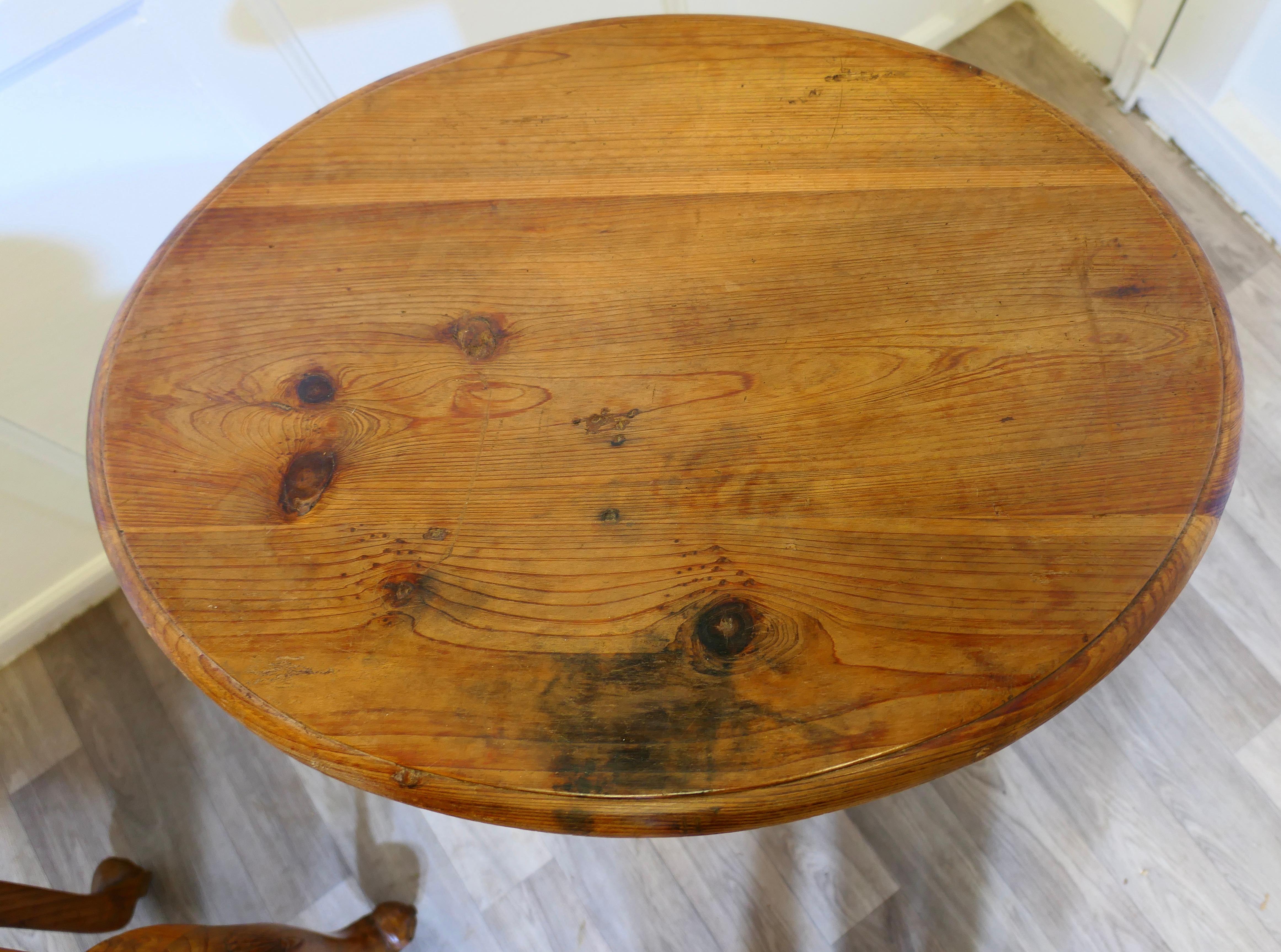 Paire de tables d'appoint ou de chevets en pin lourd en vente 1