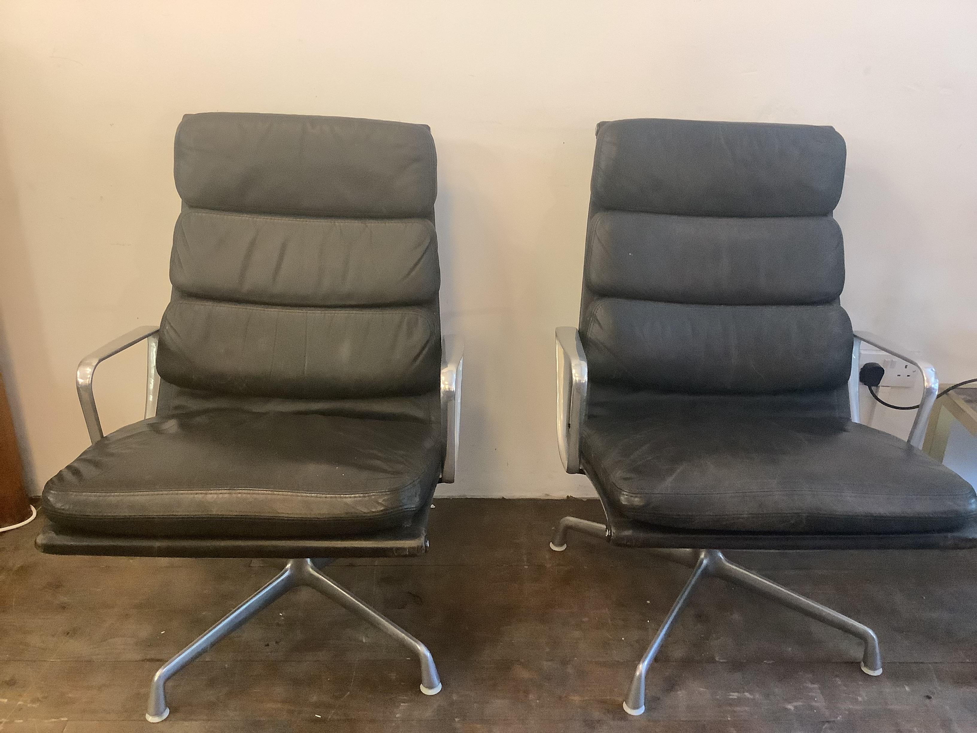 Original designed in 1958 with much R&D development this is a design to work with the shape of the seater’s

body super comfortable.The chair featured elegant sculptural one piece cast aluminium side frame between which 

upholstery was slung.A