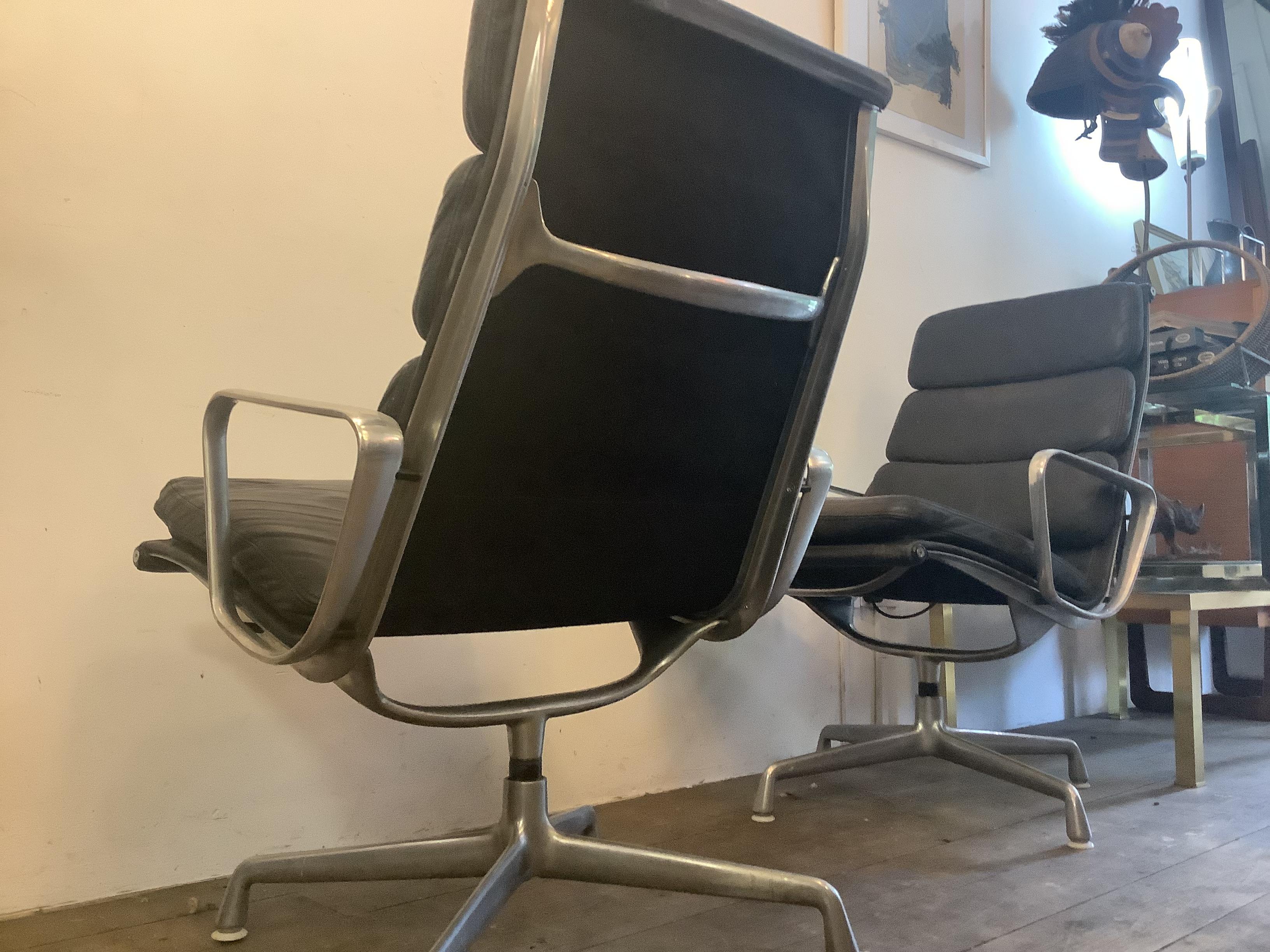 Mid-Century Modern Pair of Herman Miller Aluminium Group Lounge Chair For Sale