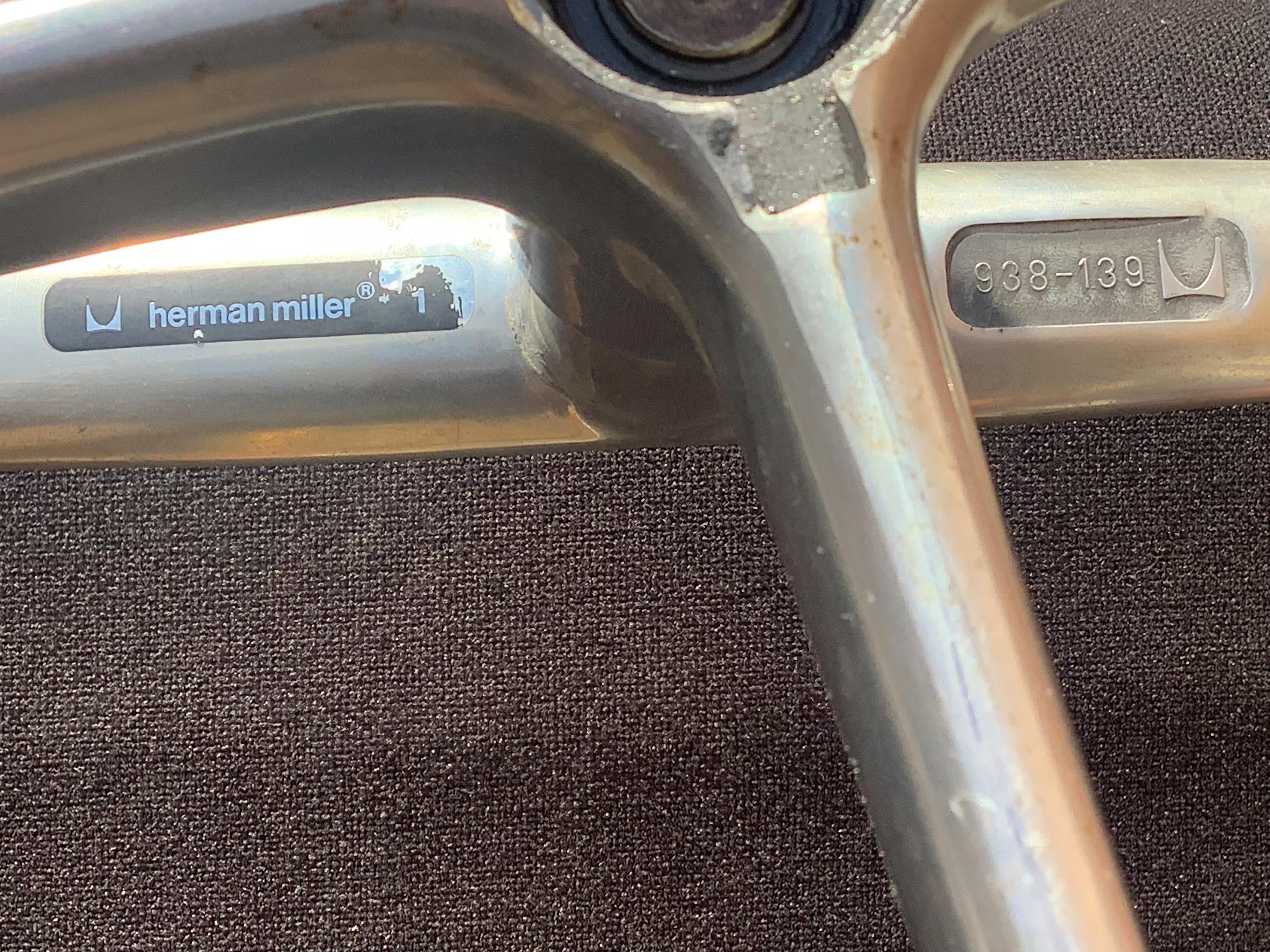Ein Paar Herman Miller Aluminium-Gruppen-Loungesessel (amerikanisch) im Angebot