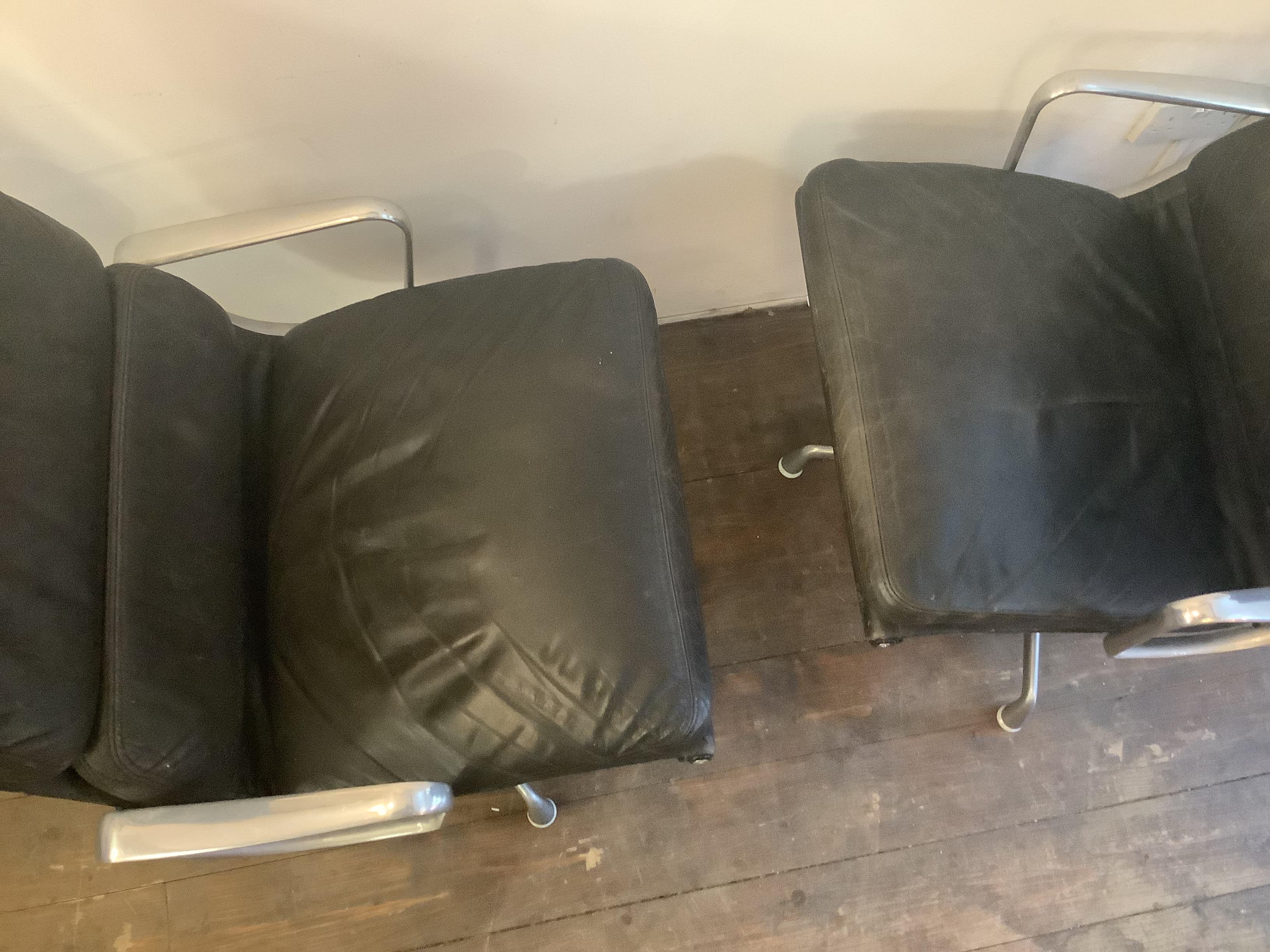 Pair of Herman Miller Aluminium Group Lounge Chair In Good Condition For Sale In London, Lambeth