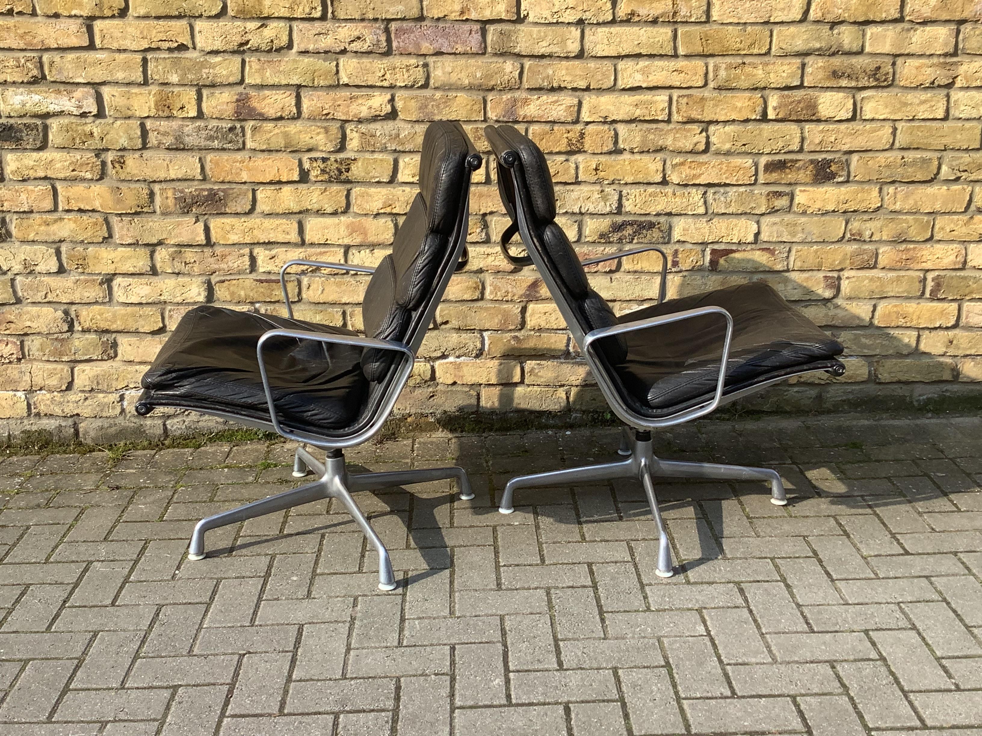 20th Century Pair of Herman Miller Aluminium Group Lounge Chair For Sale