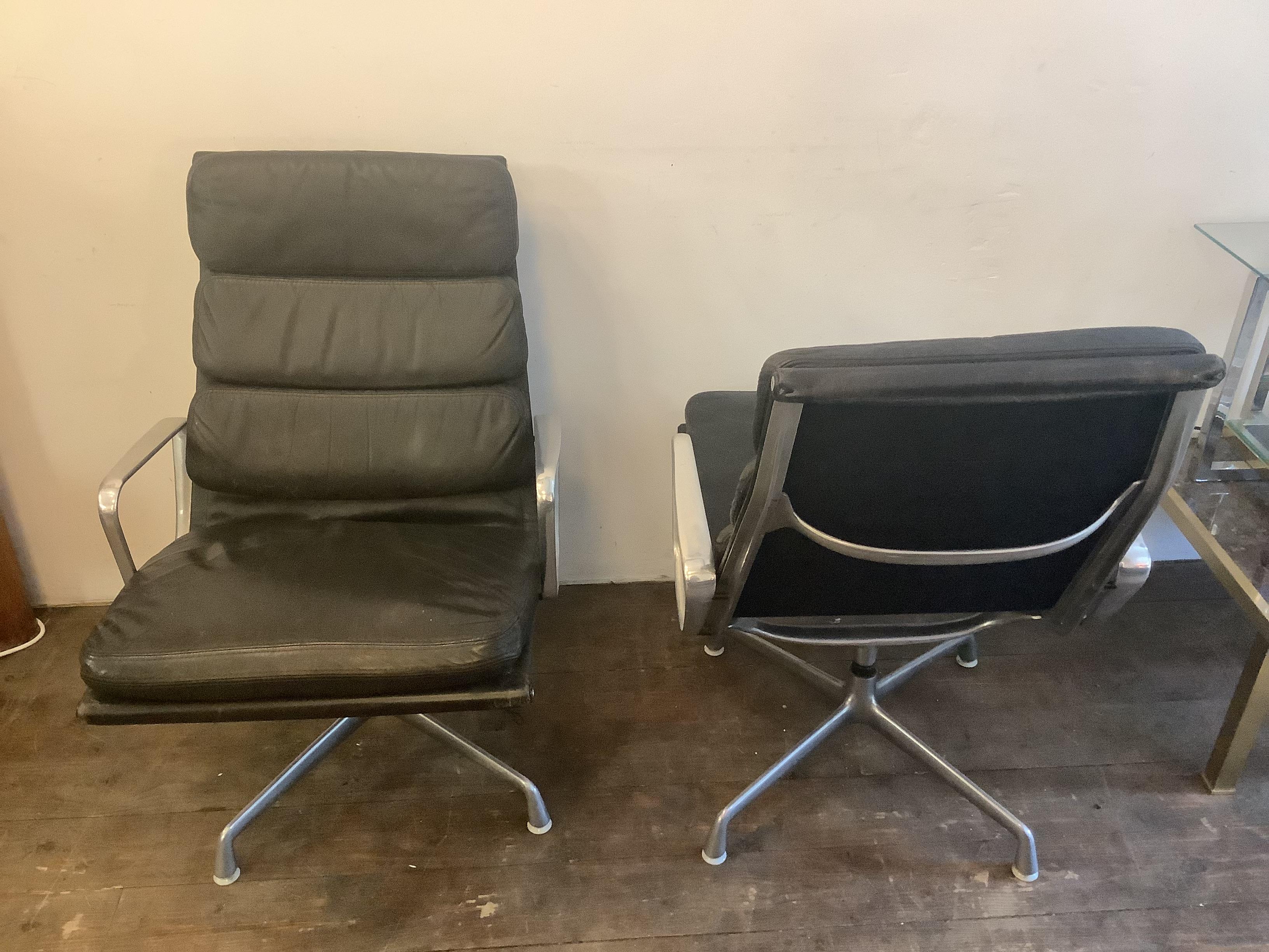Aluminum Pair of Herman Miller Aluminium Group Lounge Chair For Sale