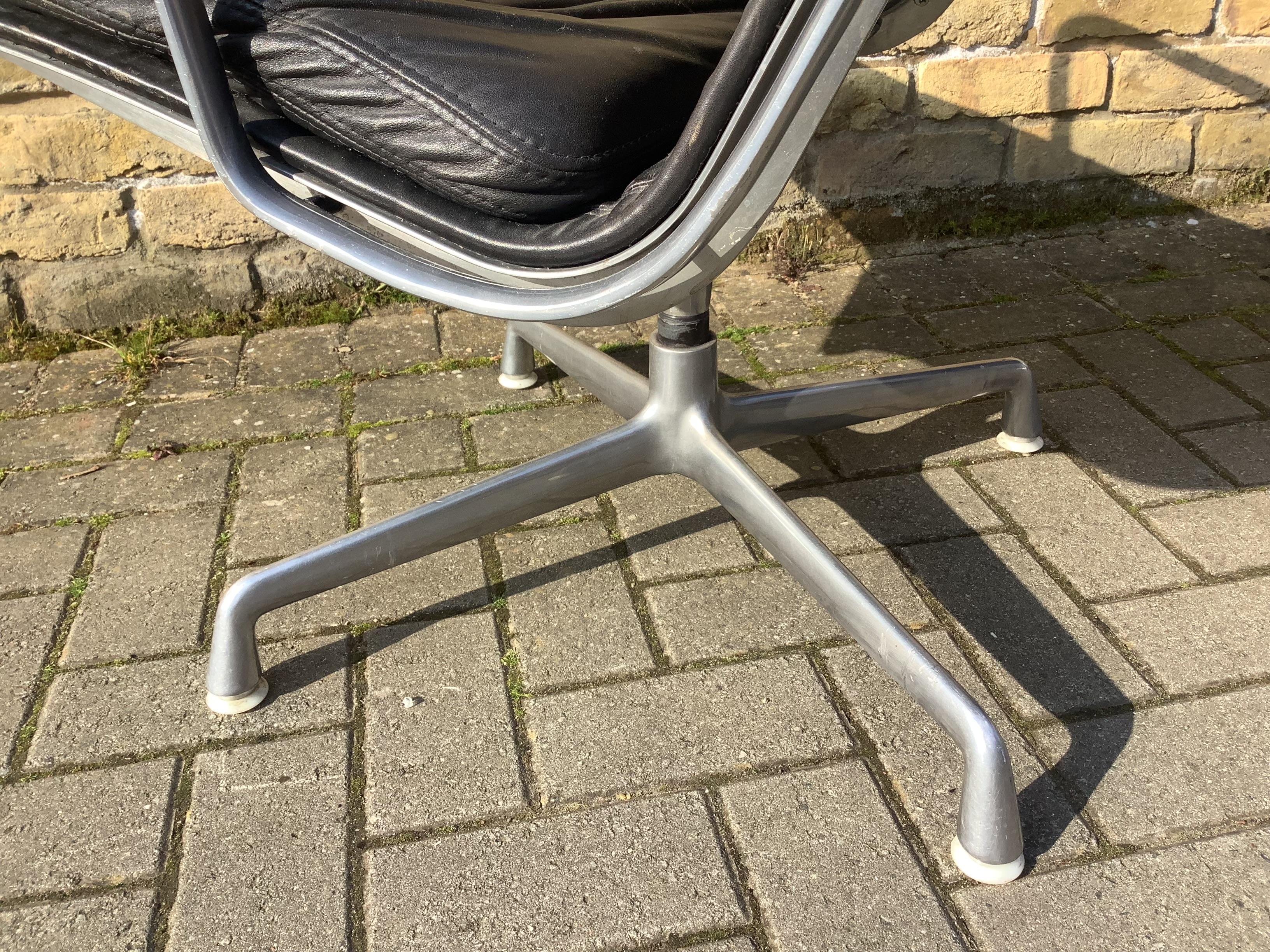 Pair of Herman Miller Aluminium Group Lounge Chair For Sale 2