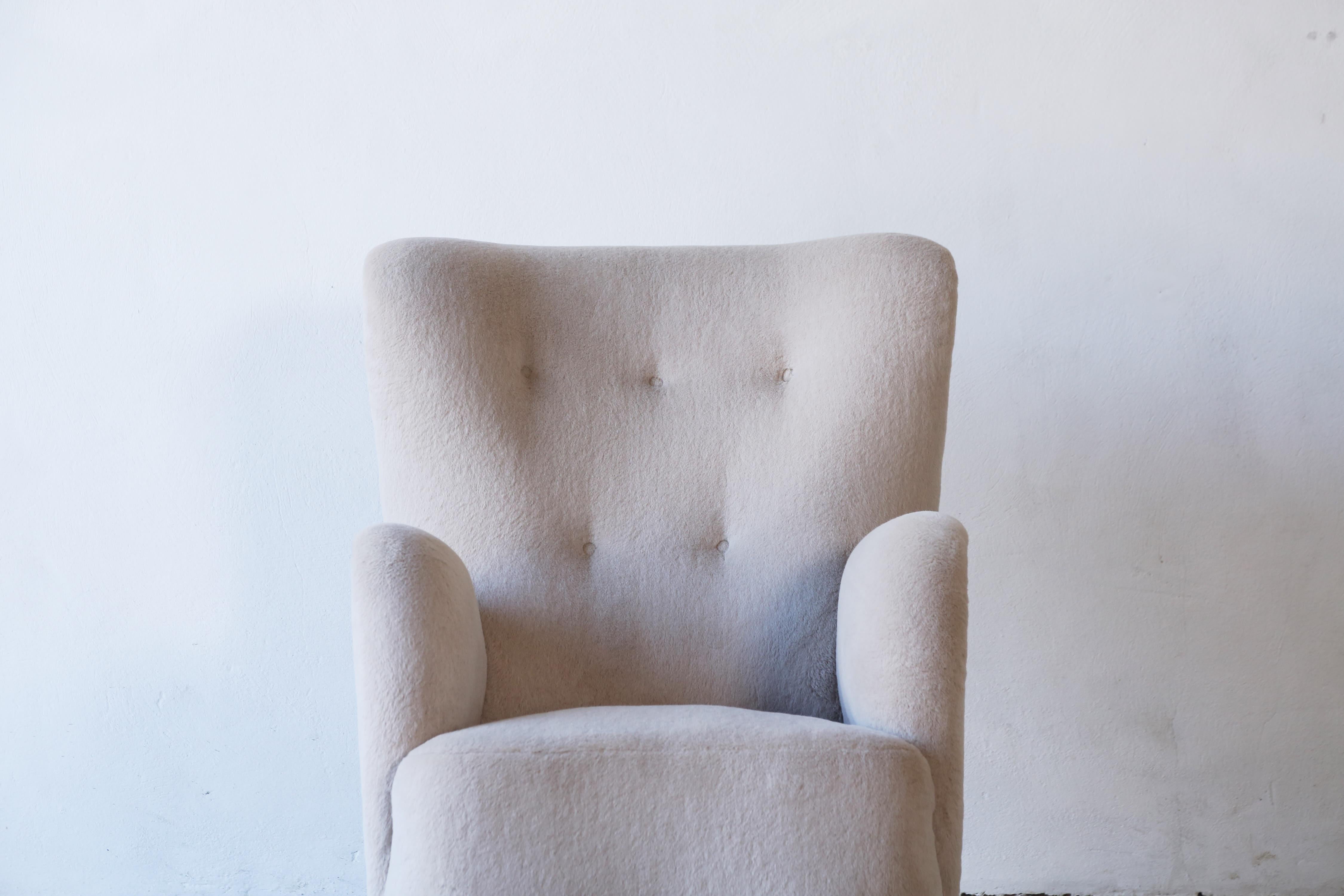 Ein Paar Sessel mit hoher Rückenlehne, gepolstert mit reinem Alpaka im Angebot 7