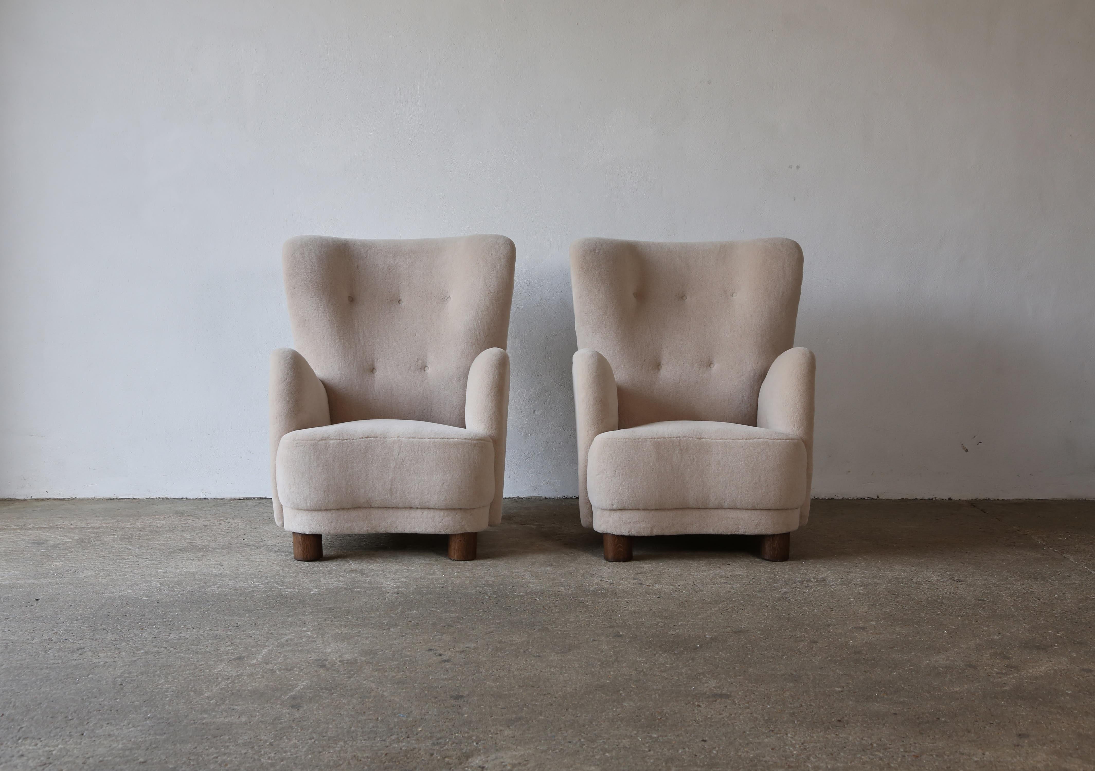 Scandinave moderne Paire de fauteuils à haut dossier, tapissés en pure alpaga en vente