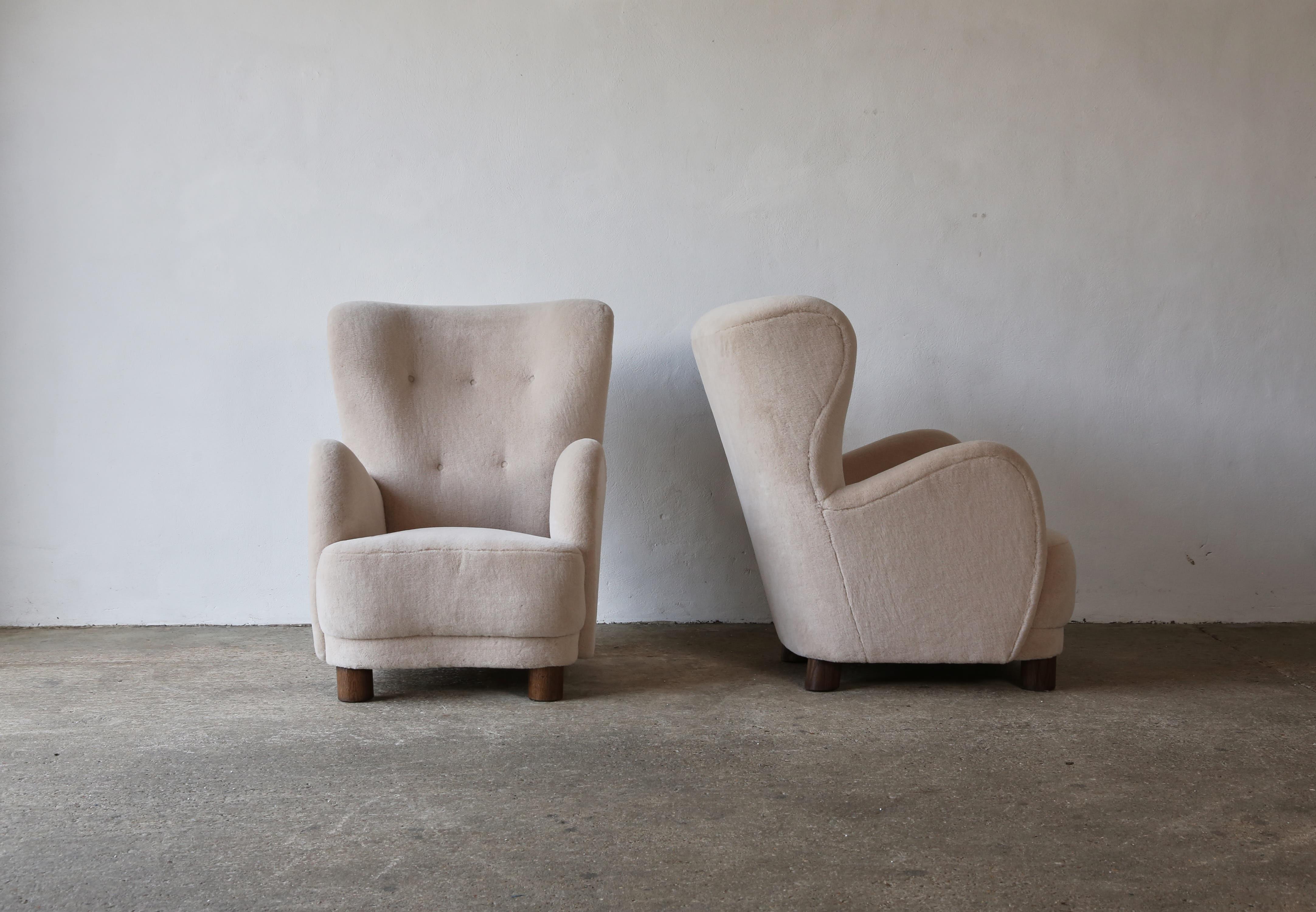 Ein Paar Sessel mit hoher Rückenlehne, gepolstert mit reinem Alpaka (Britisch) im Angebot