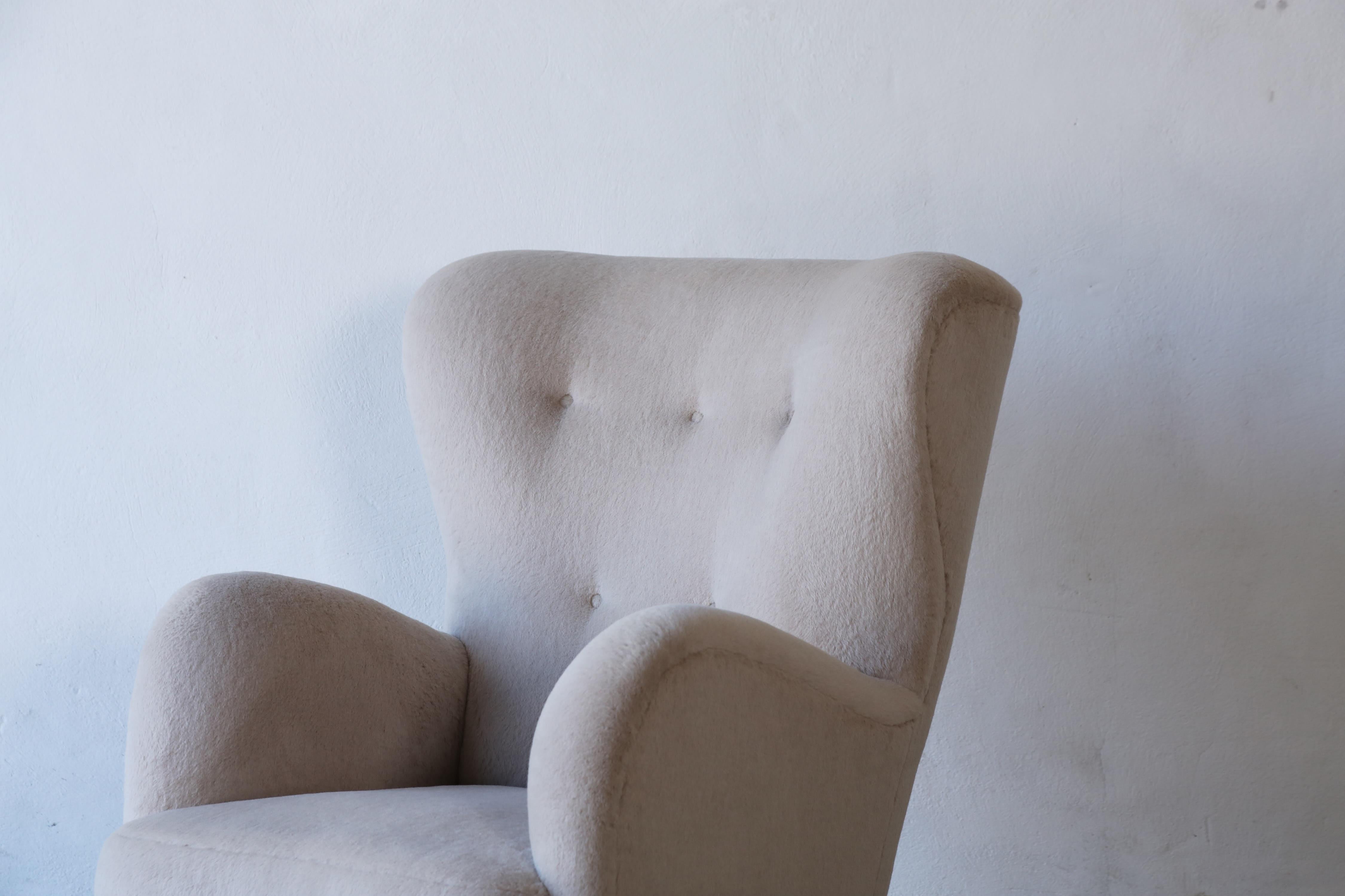 Ein Paar Sessel mit hoher Rückenlehne, gepolstert mit reinem Alpaka im Angebot 3