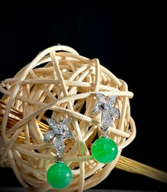 Paire de boucles d'oreilles en or 18 carats, perles de jadéite hautement translucide et diamants