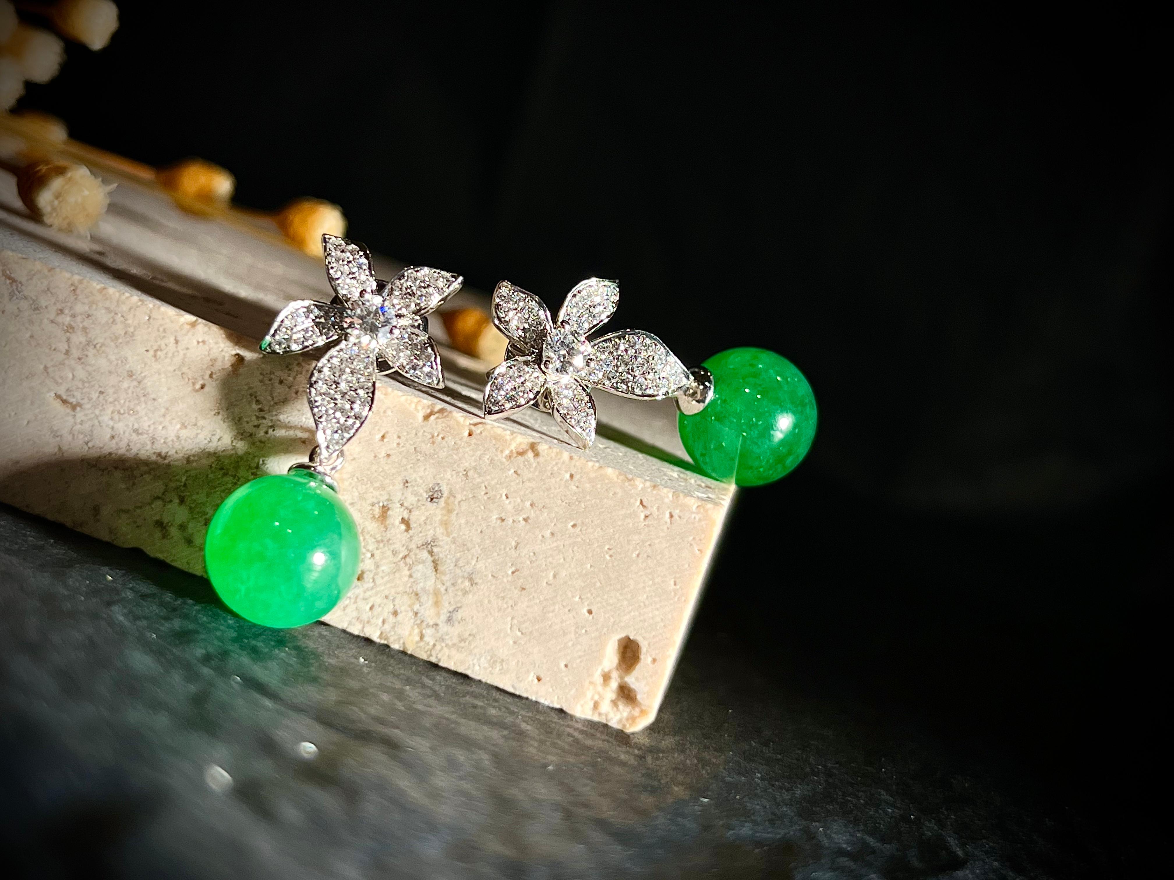 A Pair of Highly Translucent Jadeite Beads and Diamond Earrings in 18 Karat Gold In New Condition For Sale In Macau, MO
