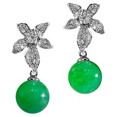 Ein Paar hochtransluzente Jadeit-Perlen und Diamant-Ohrringe aus 18 Karat Gold