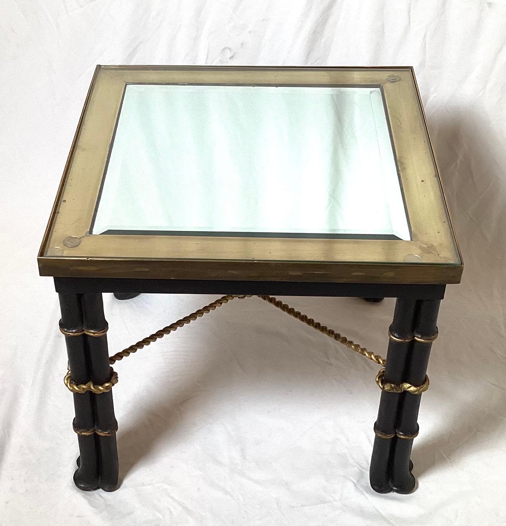 Paire de tables d'appoint carrées de style Régence hollywoodienne, avec des plateaux en verre biseauté et une superposition de verre transparent.  Les pieds en faux bambou ébonisé sont agrémentés de bordures et d'accents en laiton vieilli.  16,5