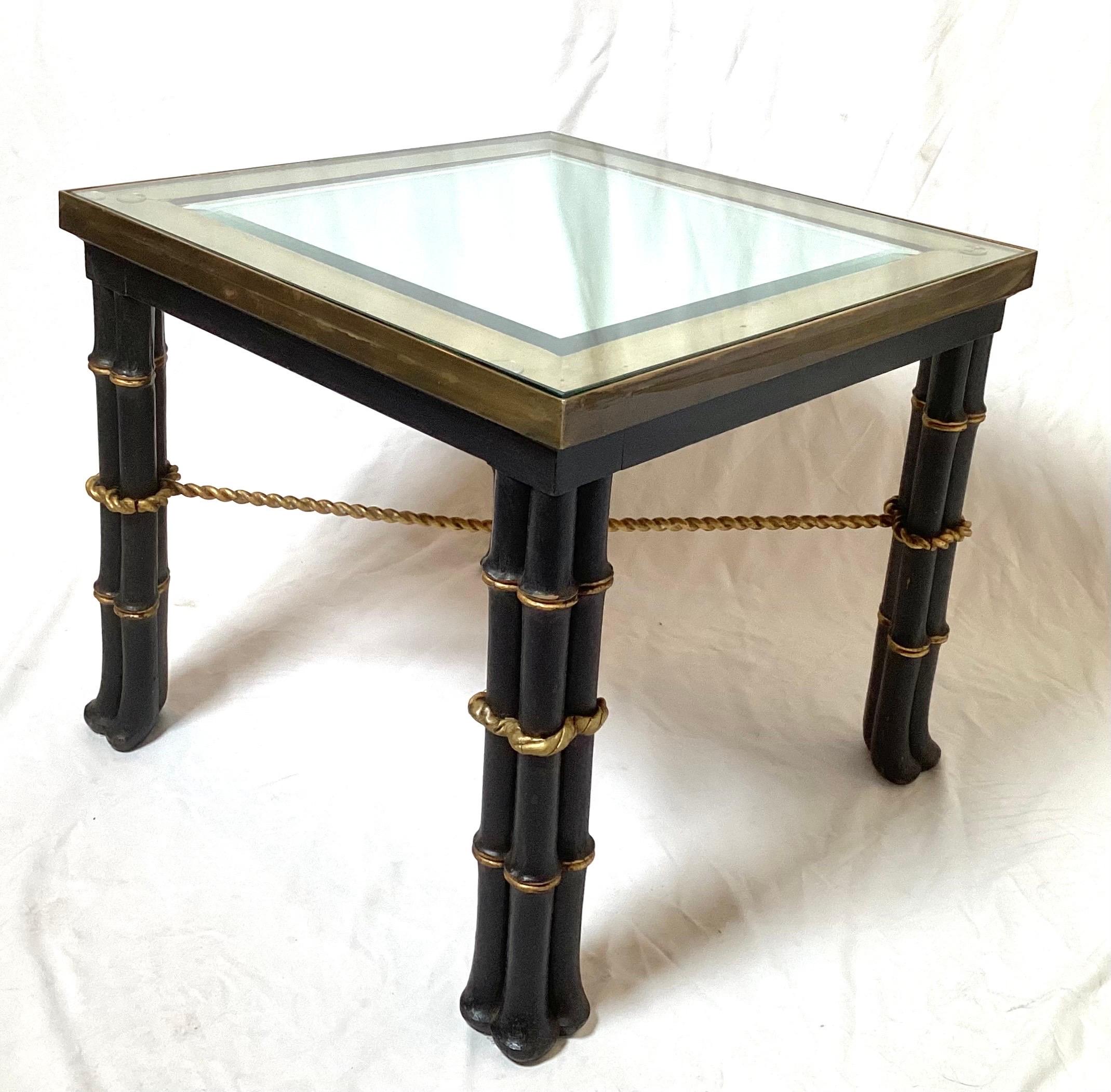 Américain Paire de tables d'appoint Hollywood Regency en laiton et ébène en vente
