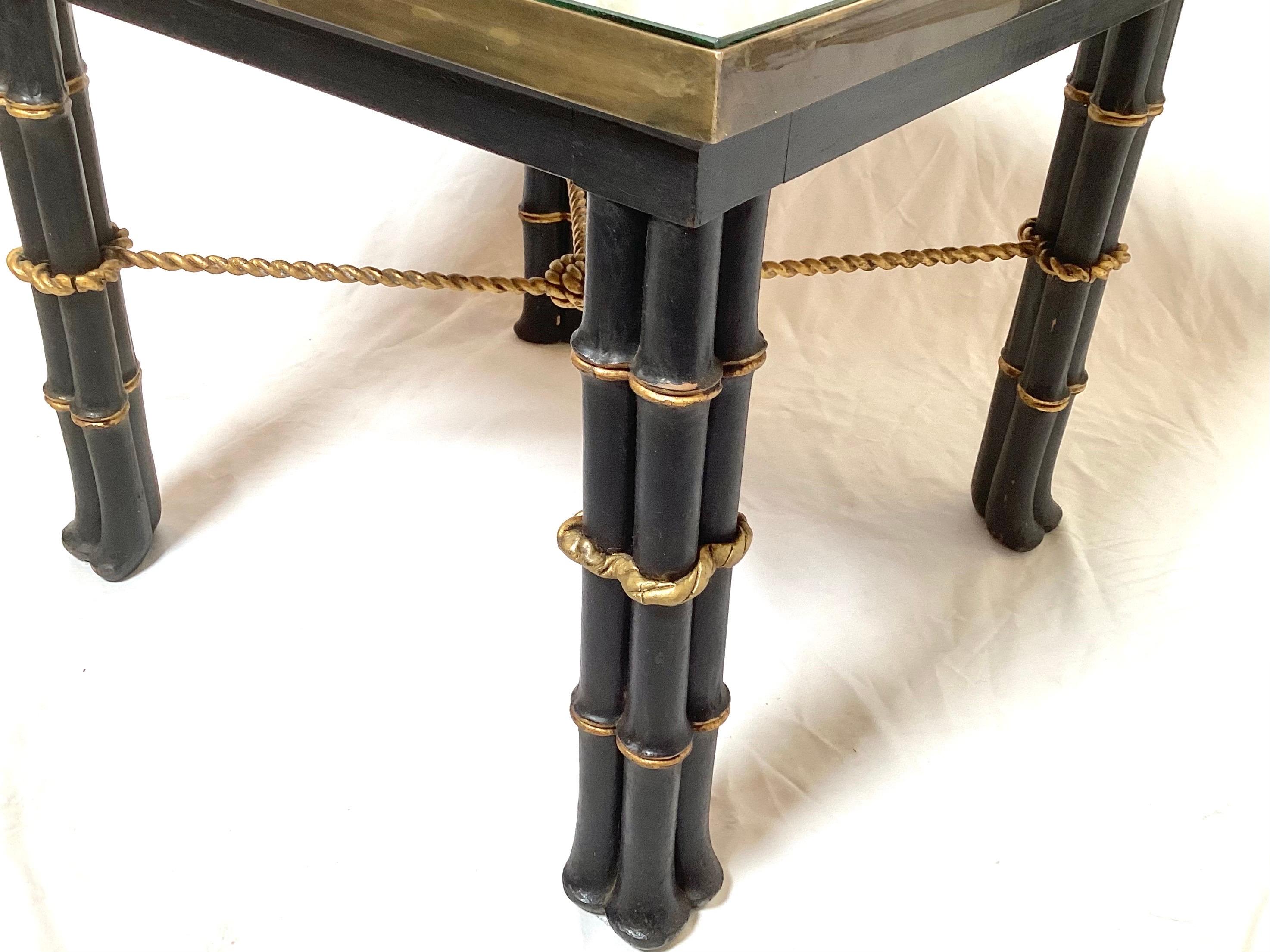 Biseauté Paire de tables d'appoint Hollywood Regency en laiton et ébène en vente