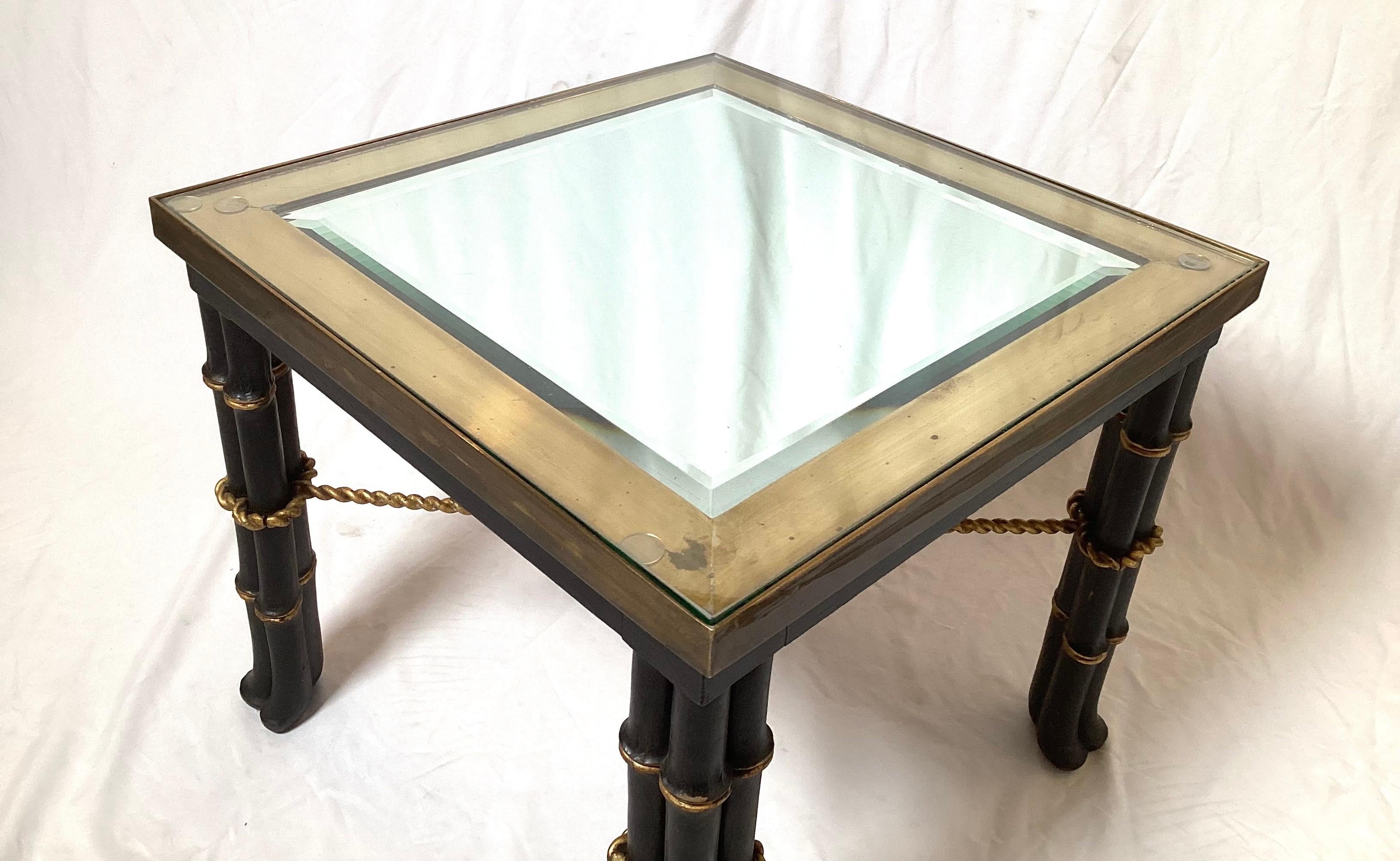 Laiton Paire de tables d'appoint Hollywood Regency en laiton et ébène en vente