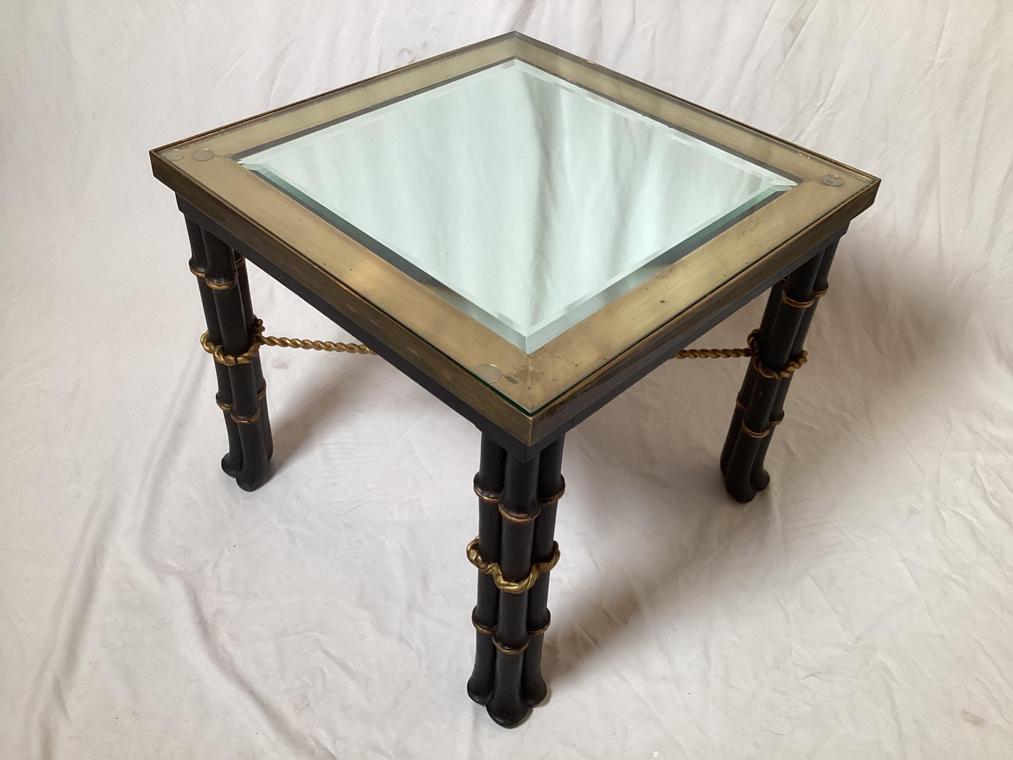 Paire de tables d'appoint Hollywood Regency en laiton et ébène en vente 2