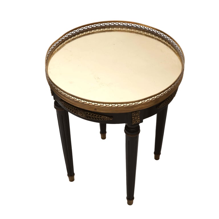 French A Pair of Hollywood Regency Style Black Lacquered Side Tables, France 1940. For Sale