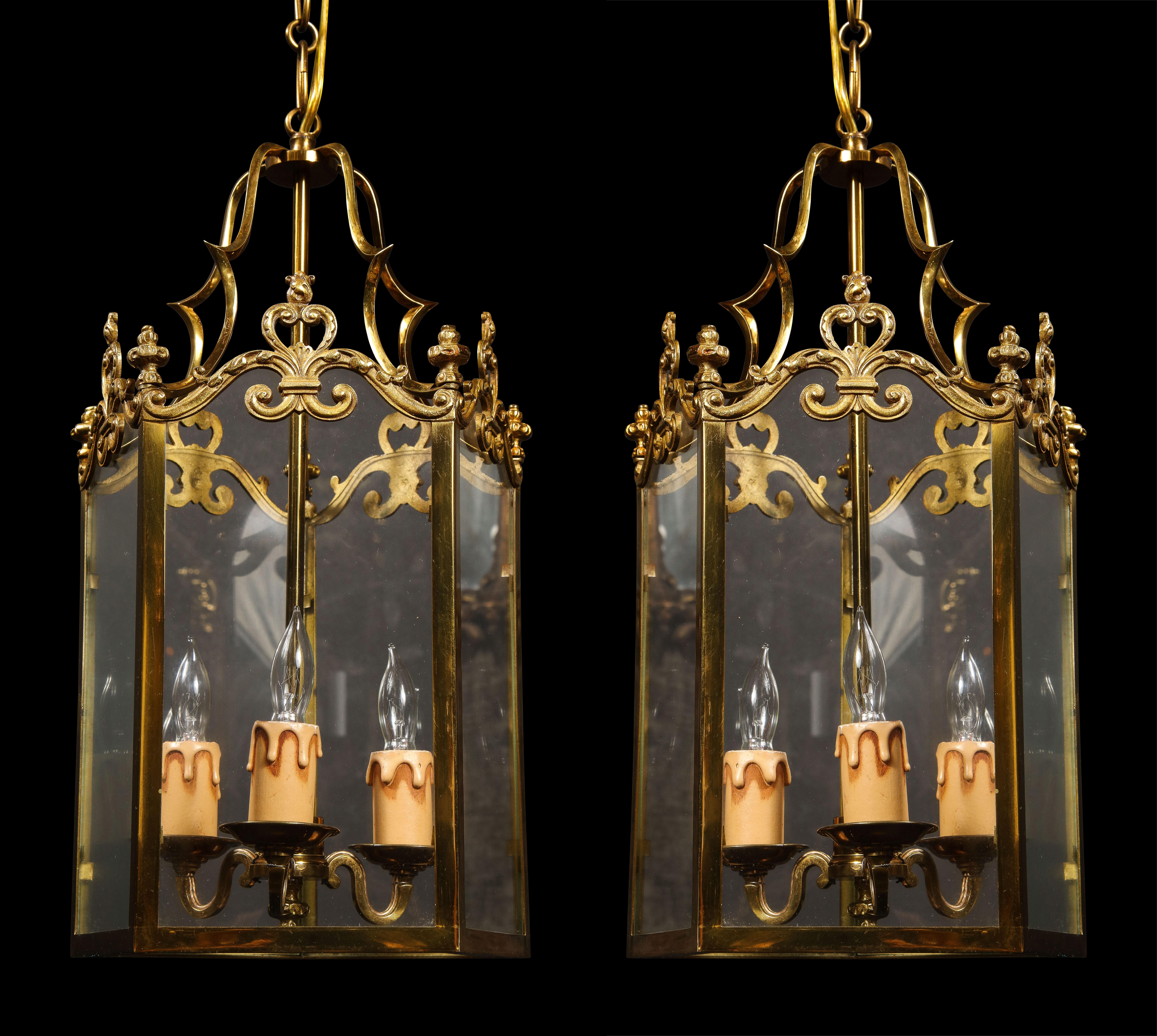 Paire de lanternes multi-lumières de style Hollywood Regency en laiton doré et verre de forme octogonale.