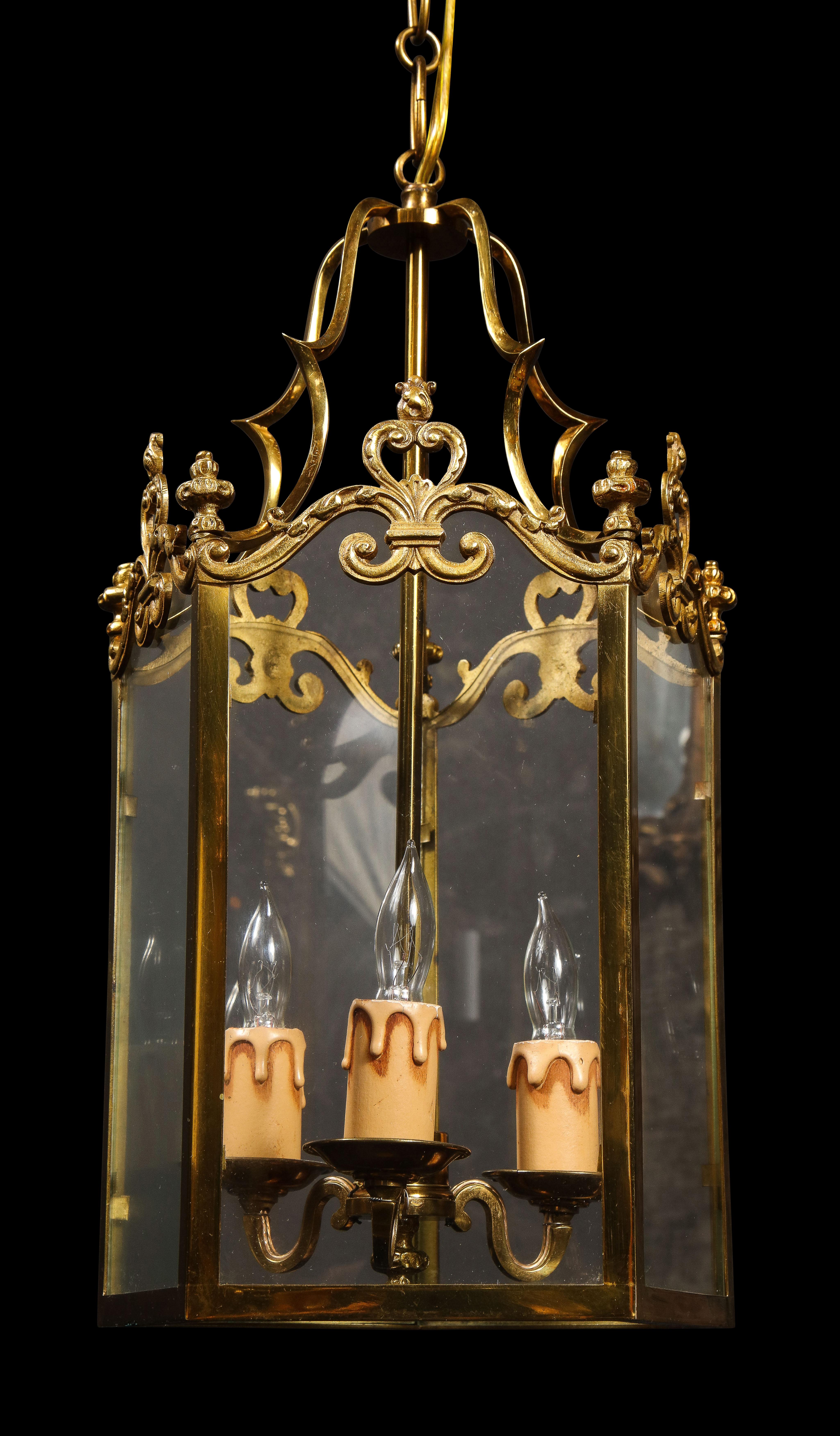 French Pair of Hollywood Regency Style Gilt Brass and Glass Lanterns For Sale