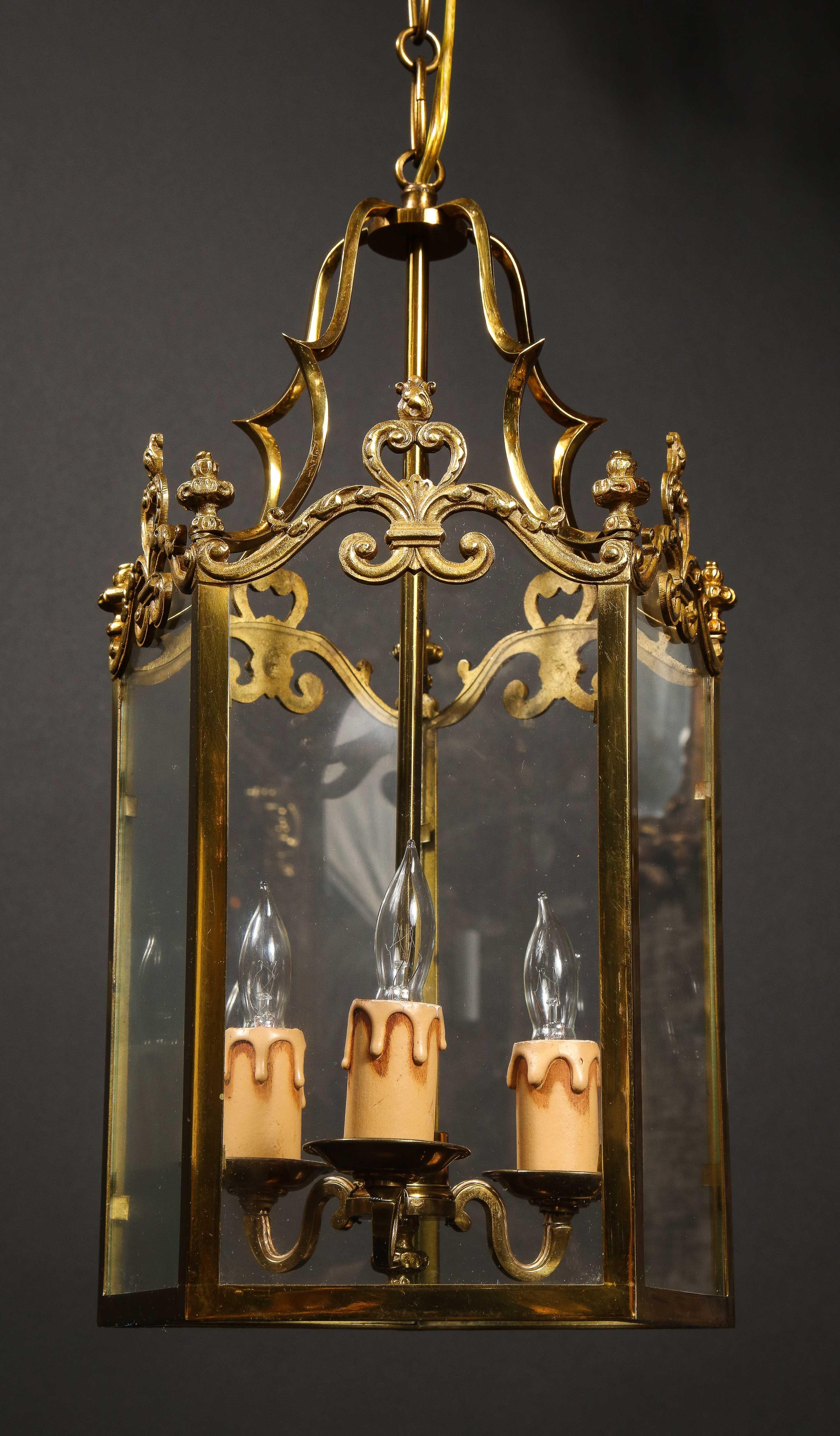 Pair of Hollywood Regency Style Gilt Brass and Glass Lanterns In Good Condition For Sale In New York, NY