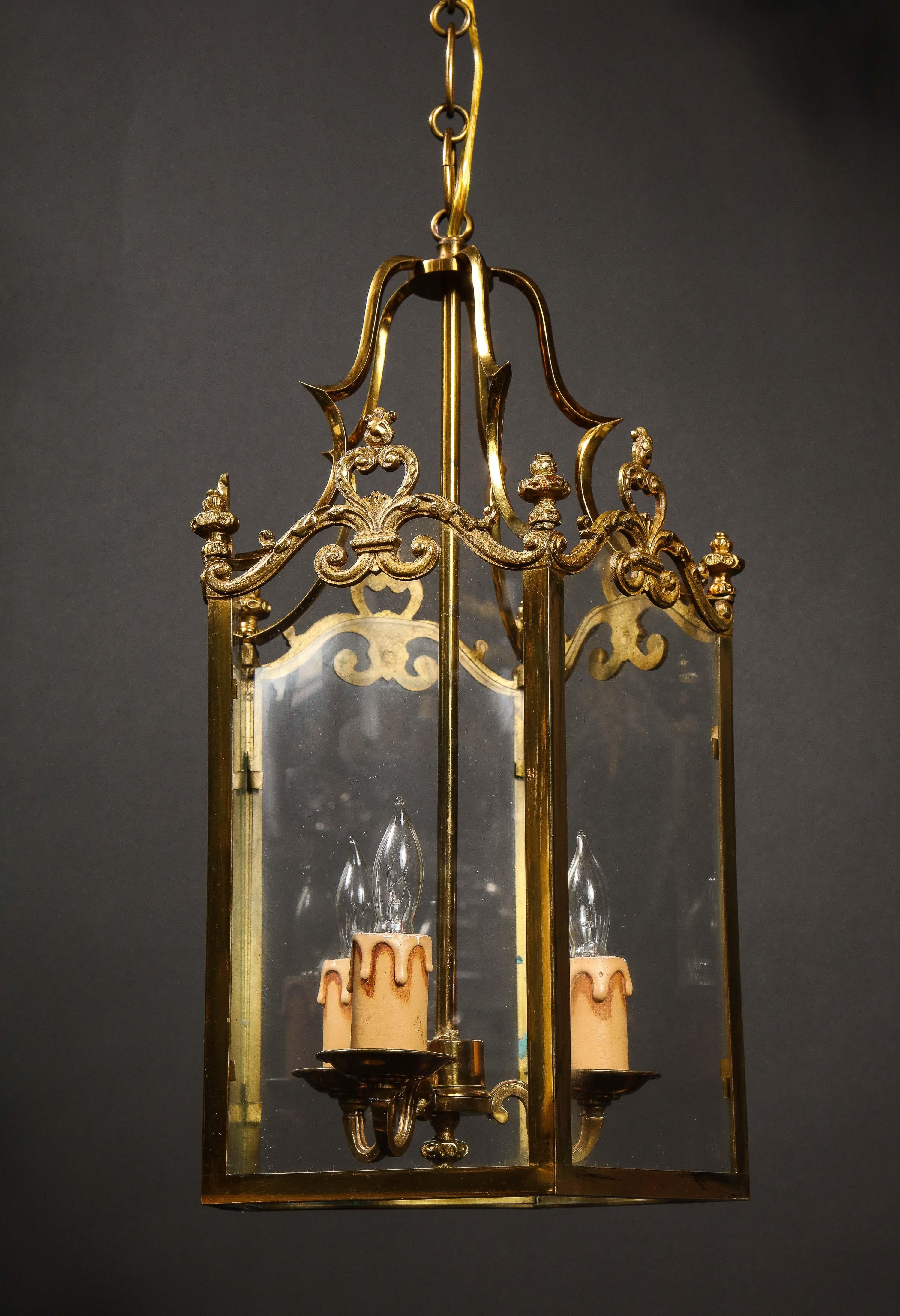 20th Century Pair of Hollywood Regency Style Gilt Brass and Glass Lanterns For Sale