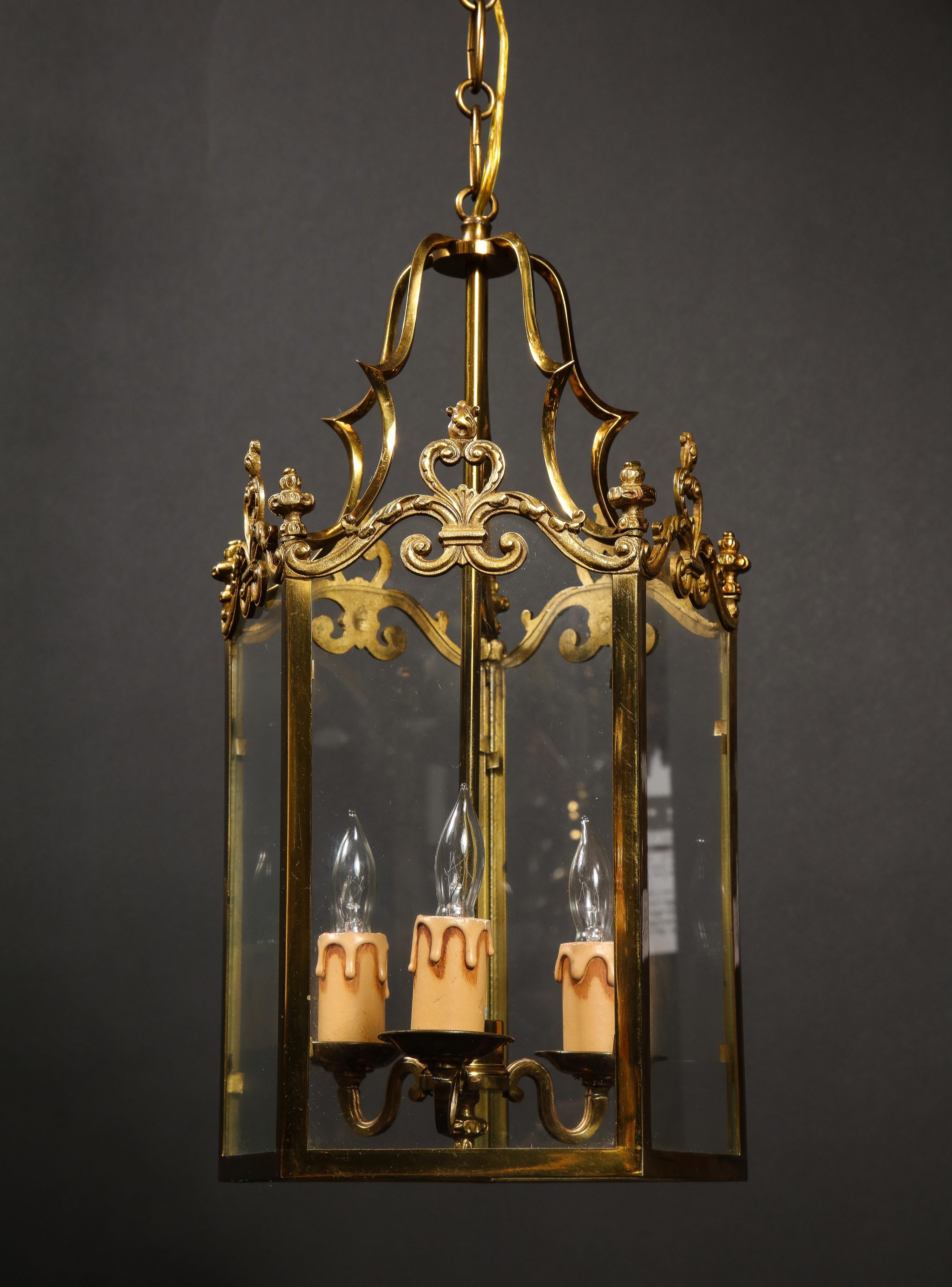 Pair of Hollywood Regency Style Gilt Brass and Glass Lanterns For Sale 3