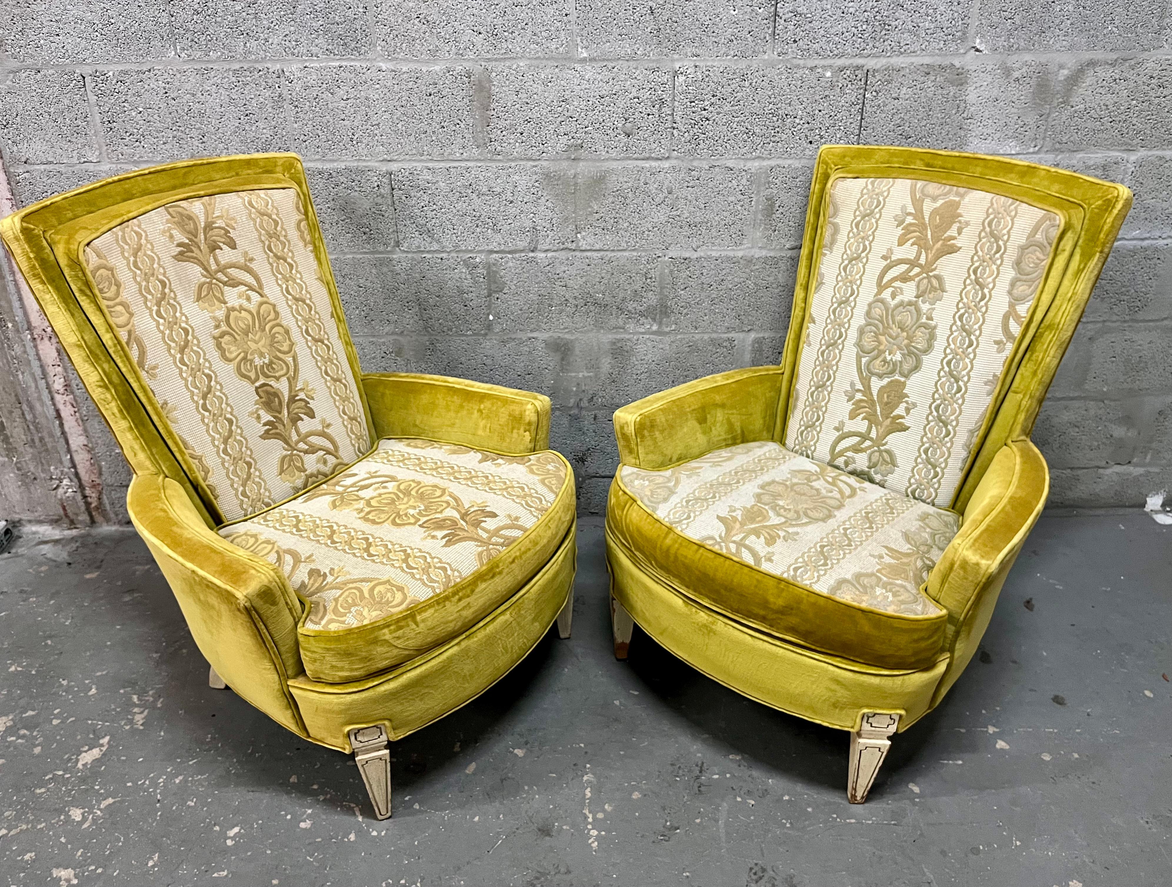 Americano Una coppia di sedie da salotto imbottite Hollywood Regency di Silver Craft. C. 1960s in vendita
