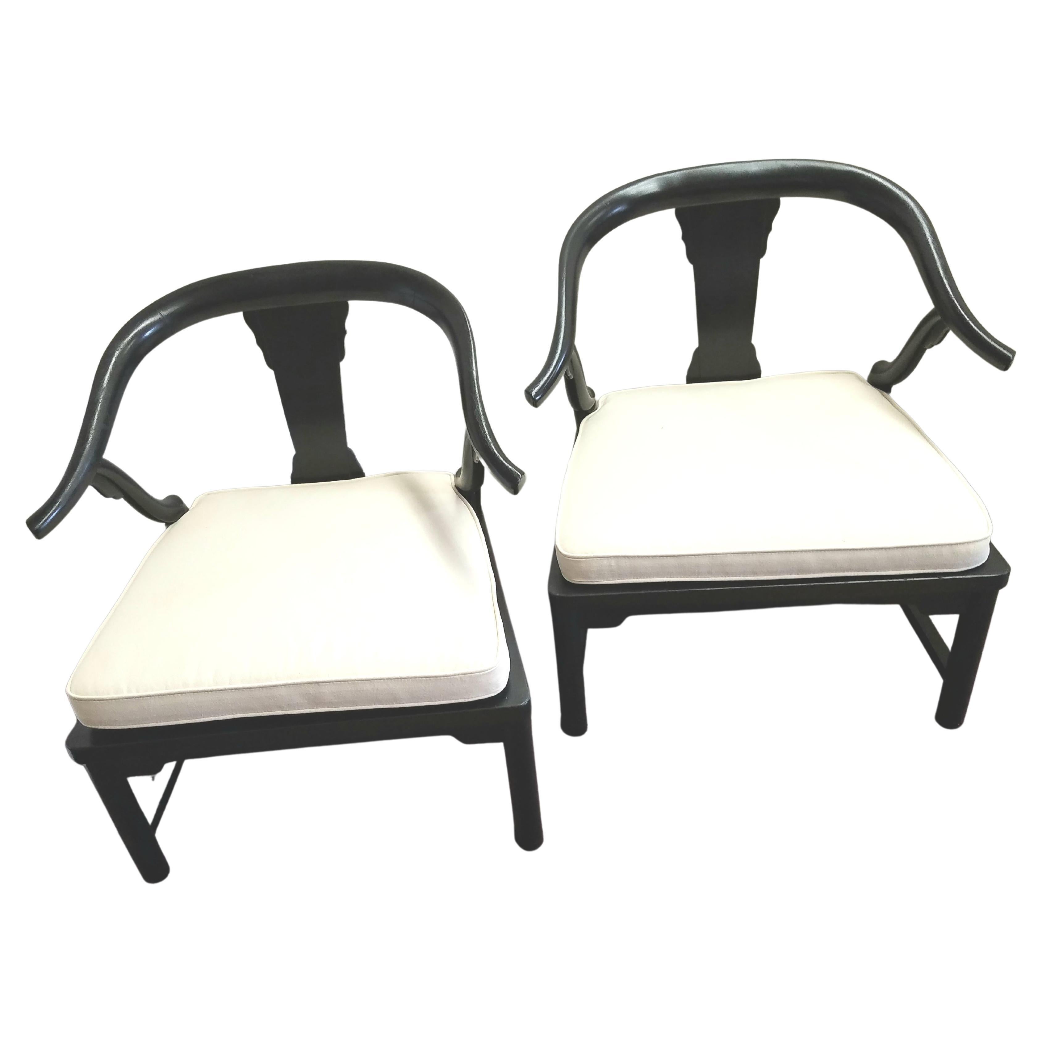 Paire de chaises basses de style chinois à dossier en fer à cheval, dans le style de James Mont  en vente