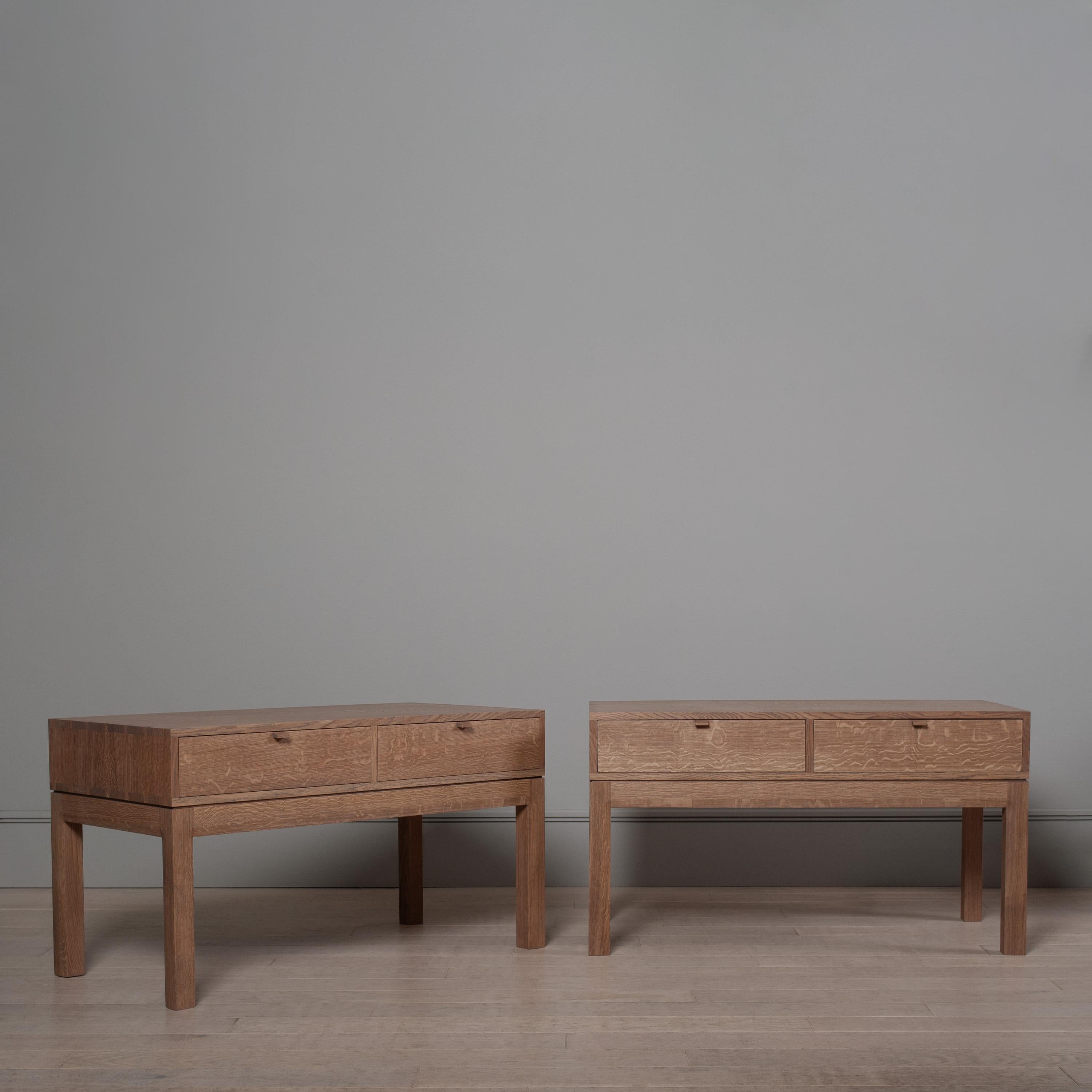 Una coppia di enormi comodini a 2 cassetti in Oak inglese lavorati a mano in vendita 3