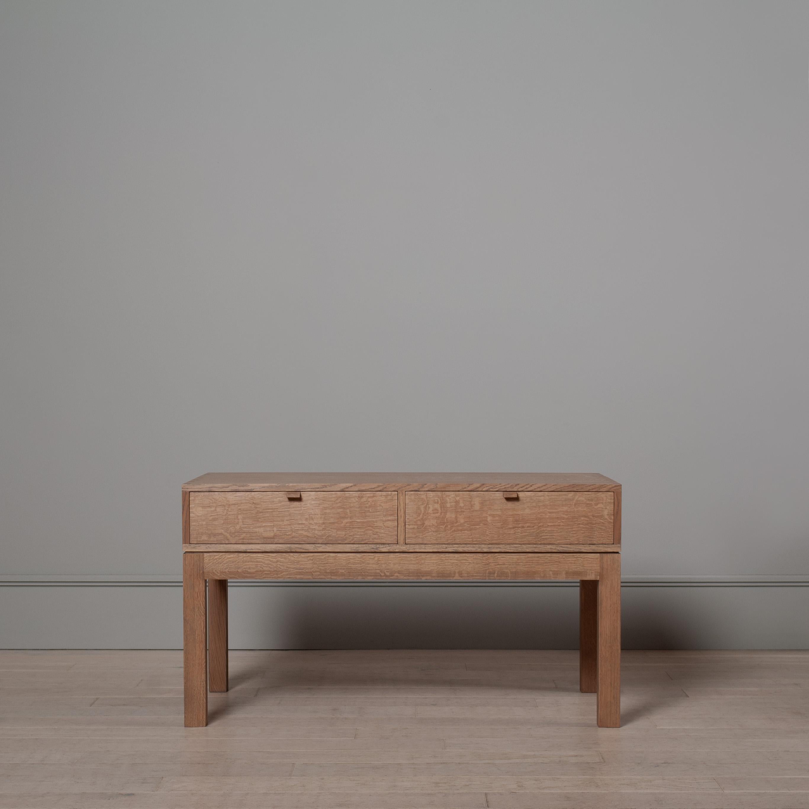 Moderno Una coppia di enormi comodini a 2 cassetti in Oak inglese lavorati a mano in vendita