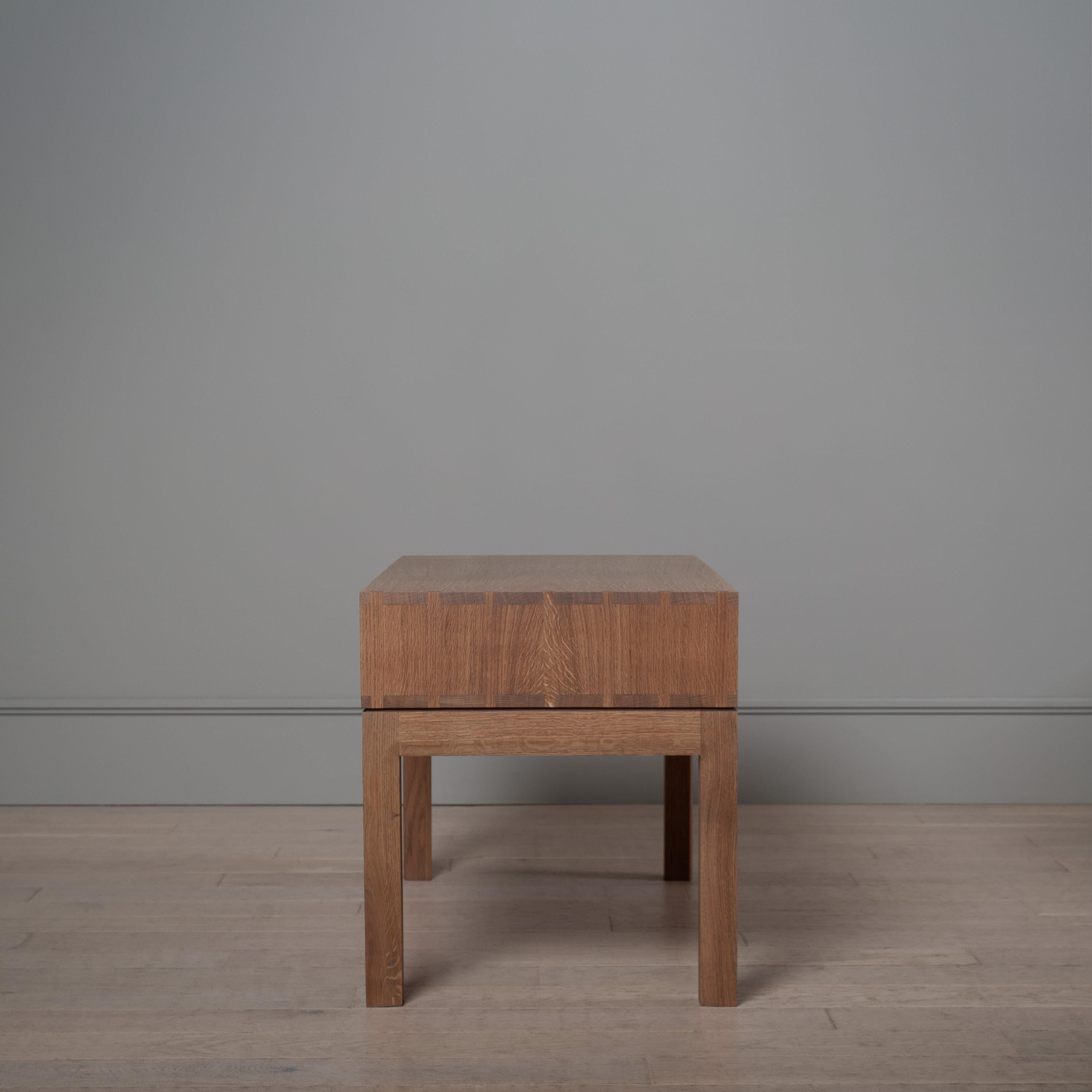 Inglese Una coppia di enormi comodini a 2 cassetti in Oak inglese lavorati a mano in vendita