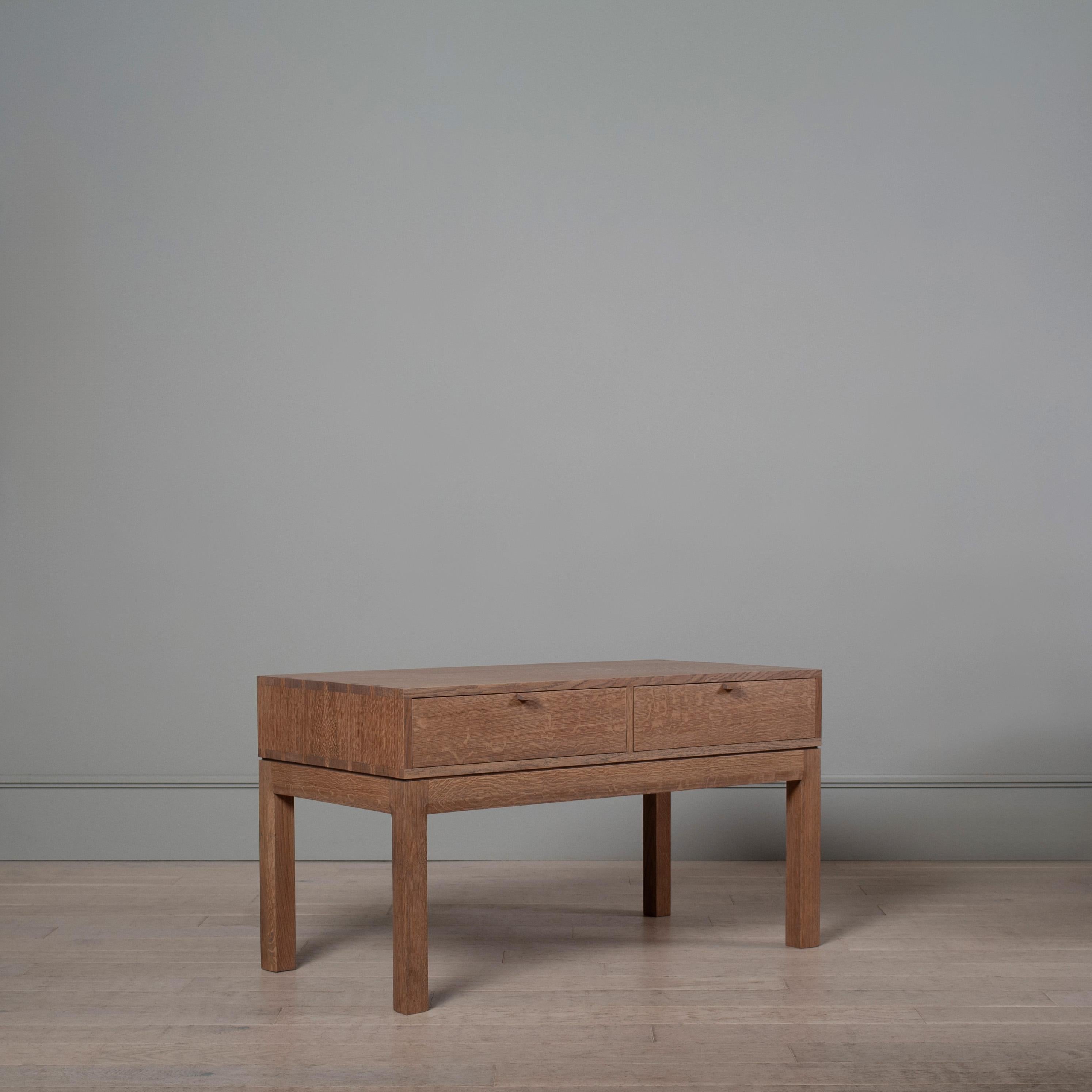 Fatto a mano Una coppia di enormi comodini a 2 cassetti in Oak inglese lavorati a mano in vendita