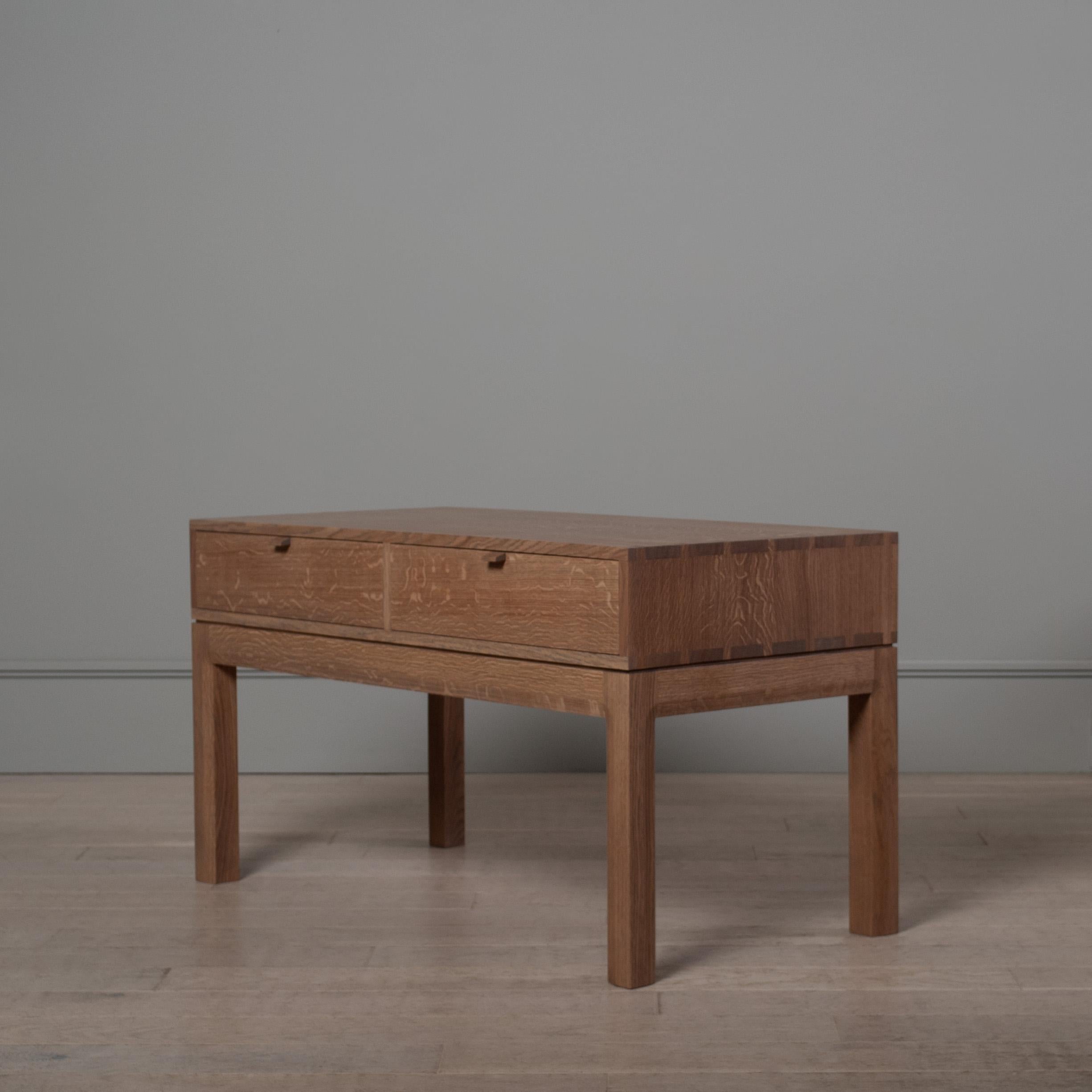 Una coppia di enormi comodini a 2 cassetti in Oak inglese lavorati a mano In condizioni Nuovo in vendita a London, GB