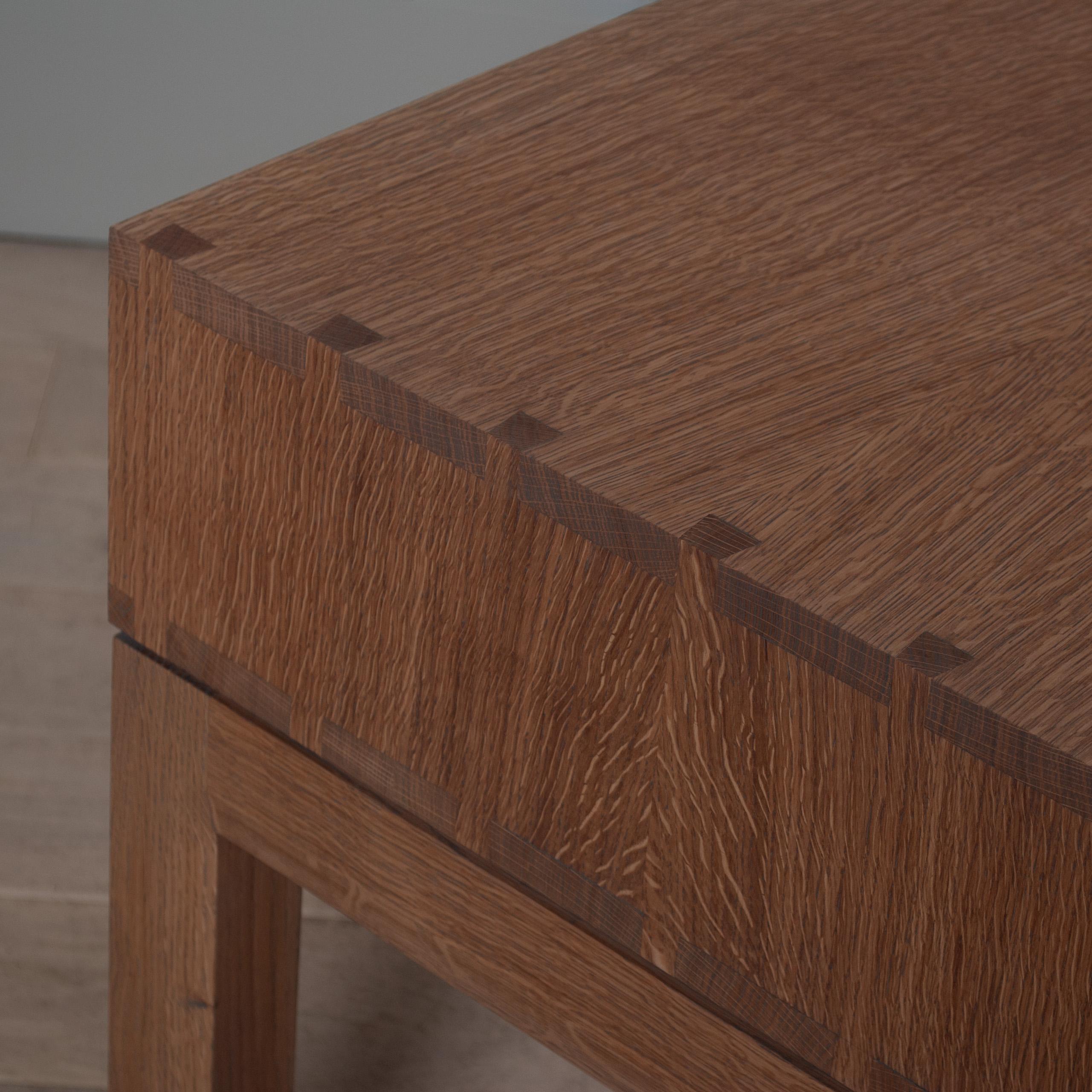Quercia Una coppia di enormi comodini a 2 cassetti in Oak inglese lavorati a mano in vendita