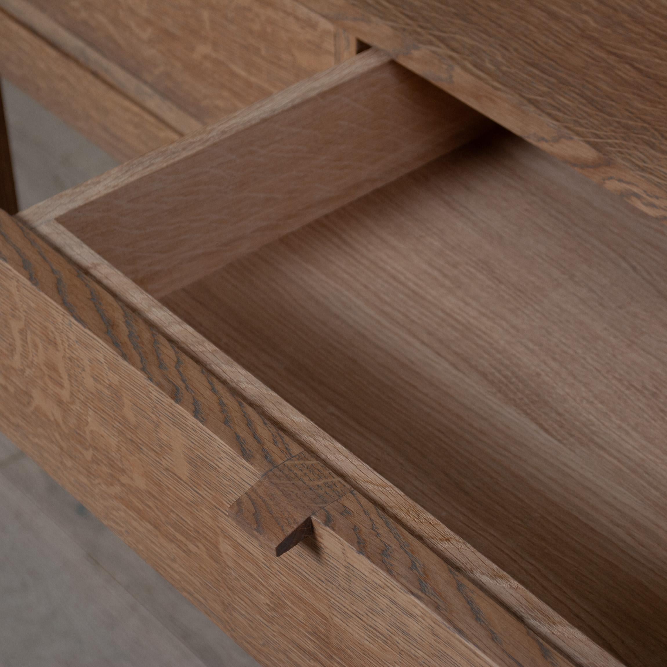 Una coppia di enormi comodini a 2 cassetti in Oak inglese lavorati a mano in vendita 1