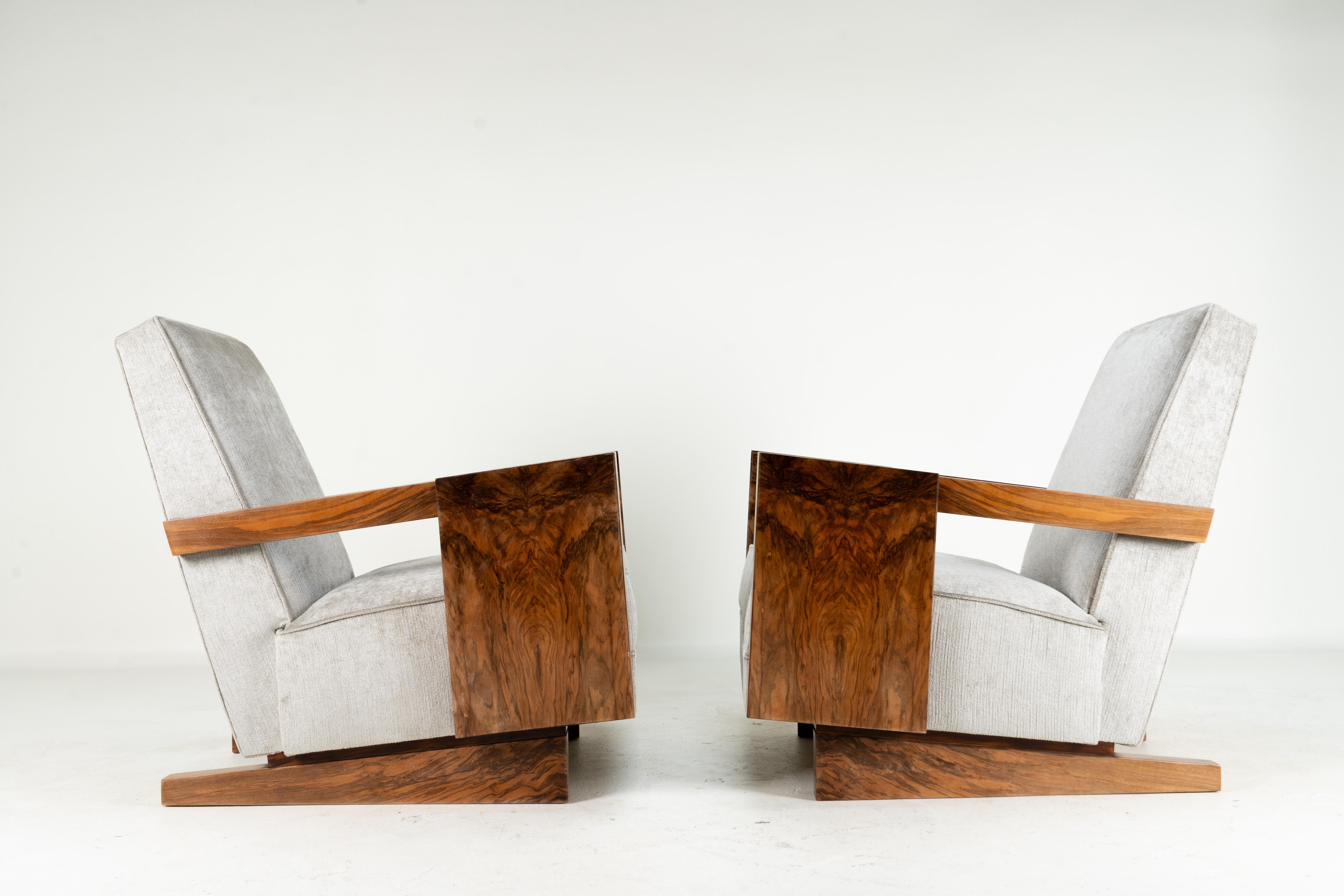 These boldly angular lounge chairs feature a 